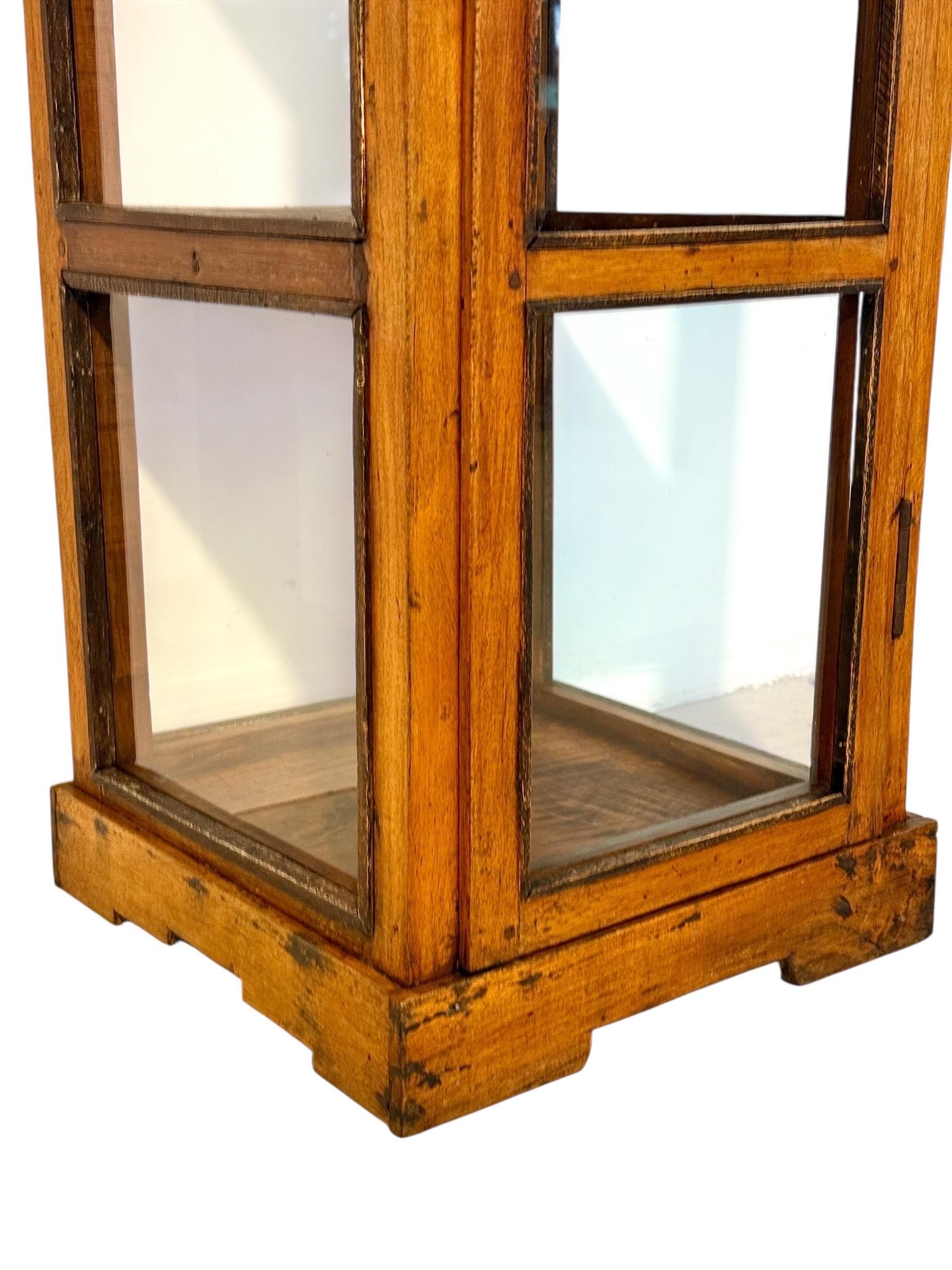 19. Jahrhundert Nussbaum Glas Display Marine Kabinett im Angebot 6
