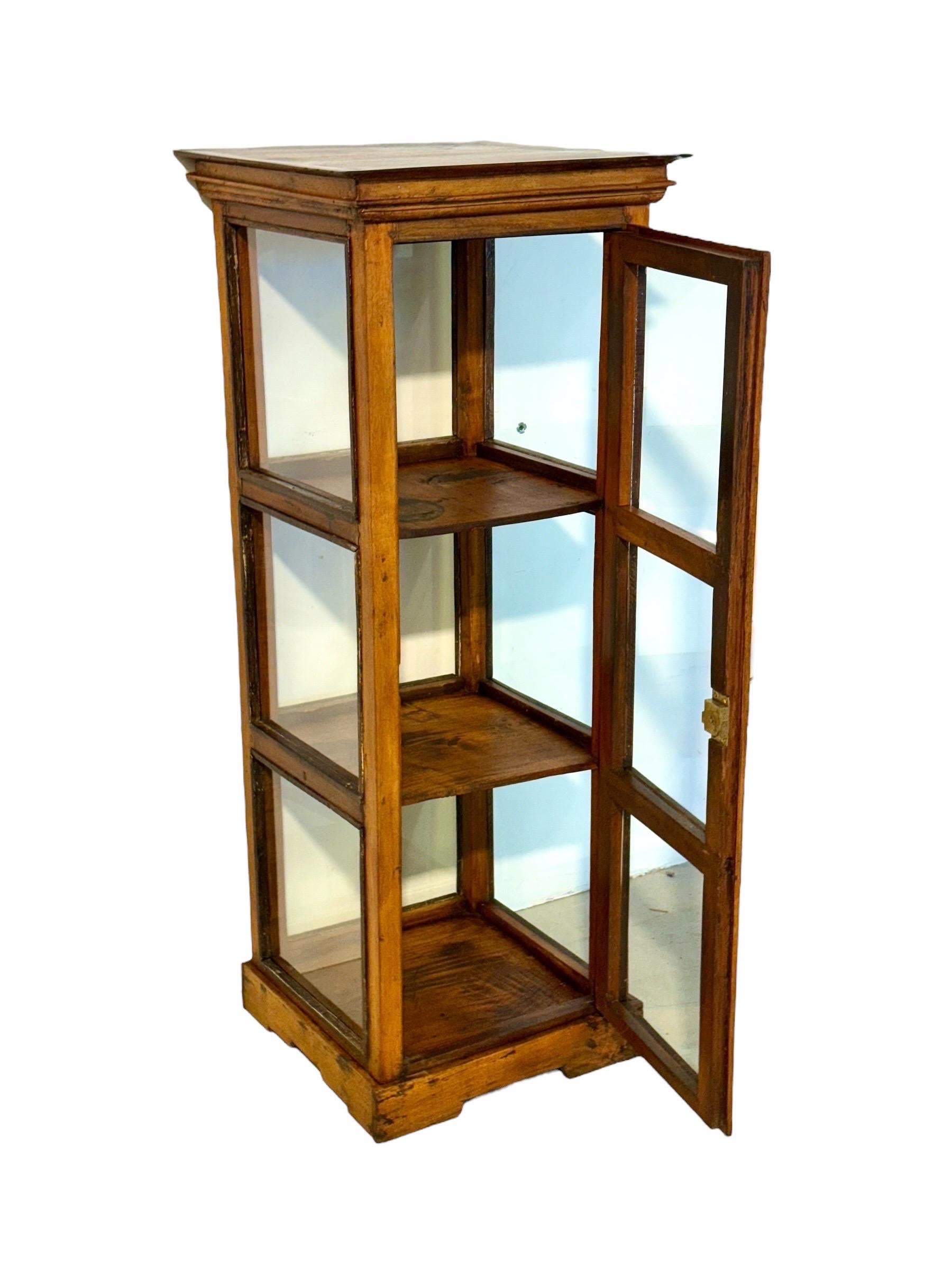 19. Jahrhundert Nussbaum Glas Display Marine Kabinett im Angebot 7