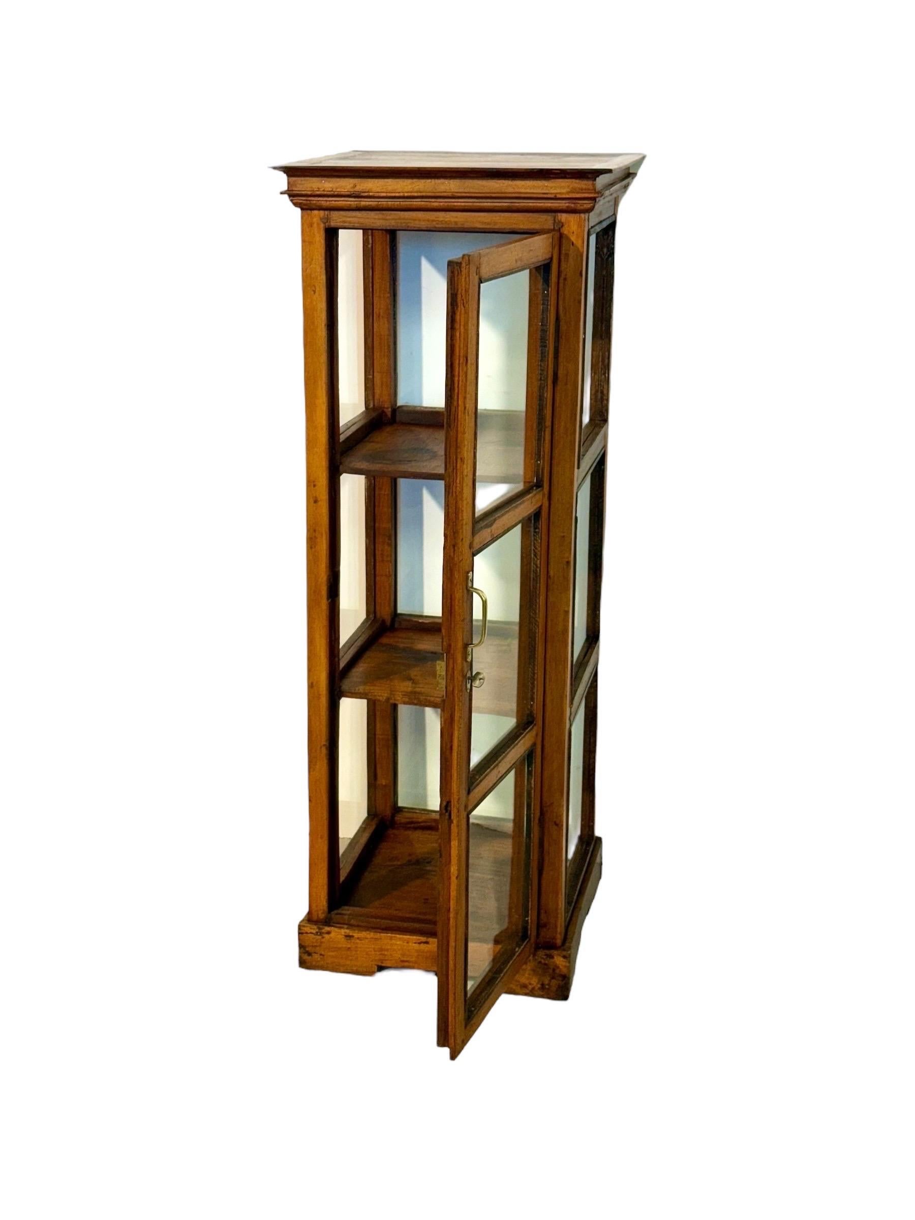 19. Jahrhundert Nussbaum Glas Display Marine Kabinett im Angebot 8