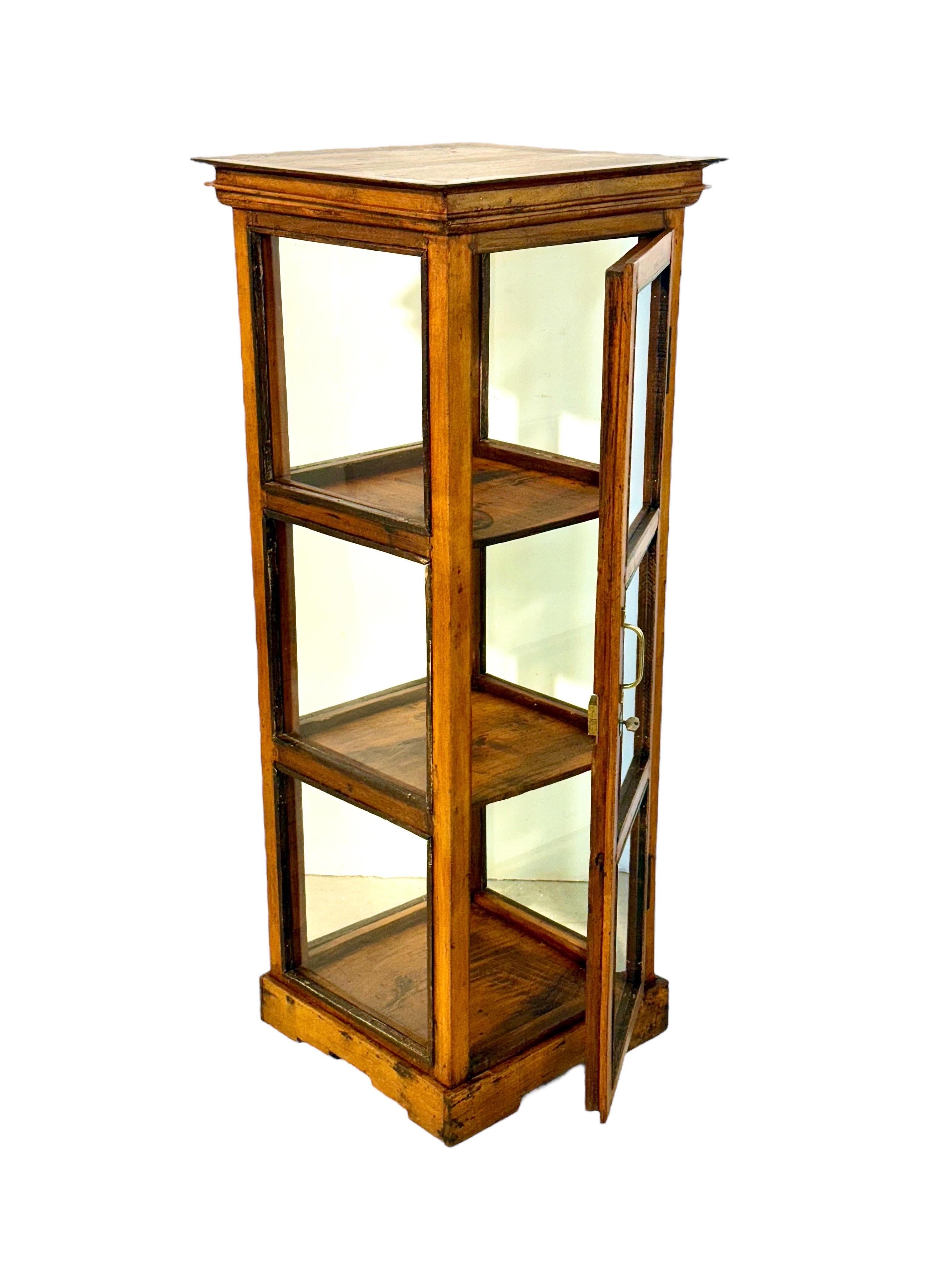 19. Jahrhundert Nussbaum Glas Display Marine Kabinett im Angebot 13