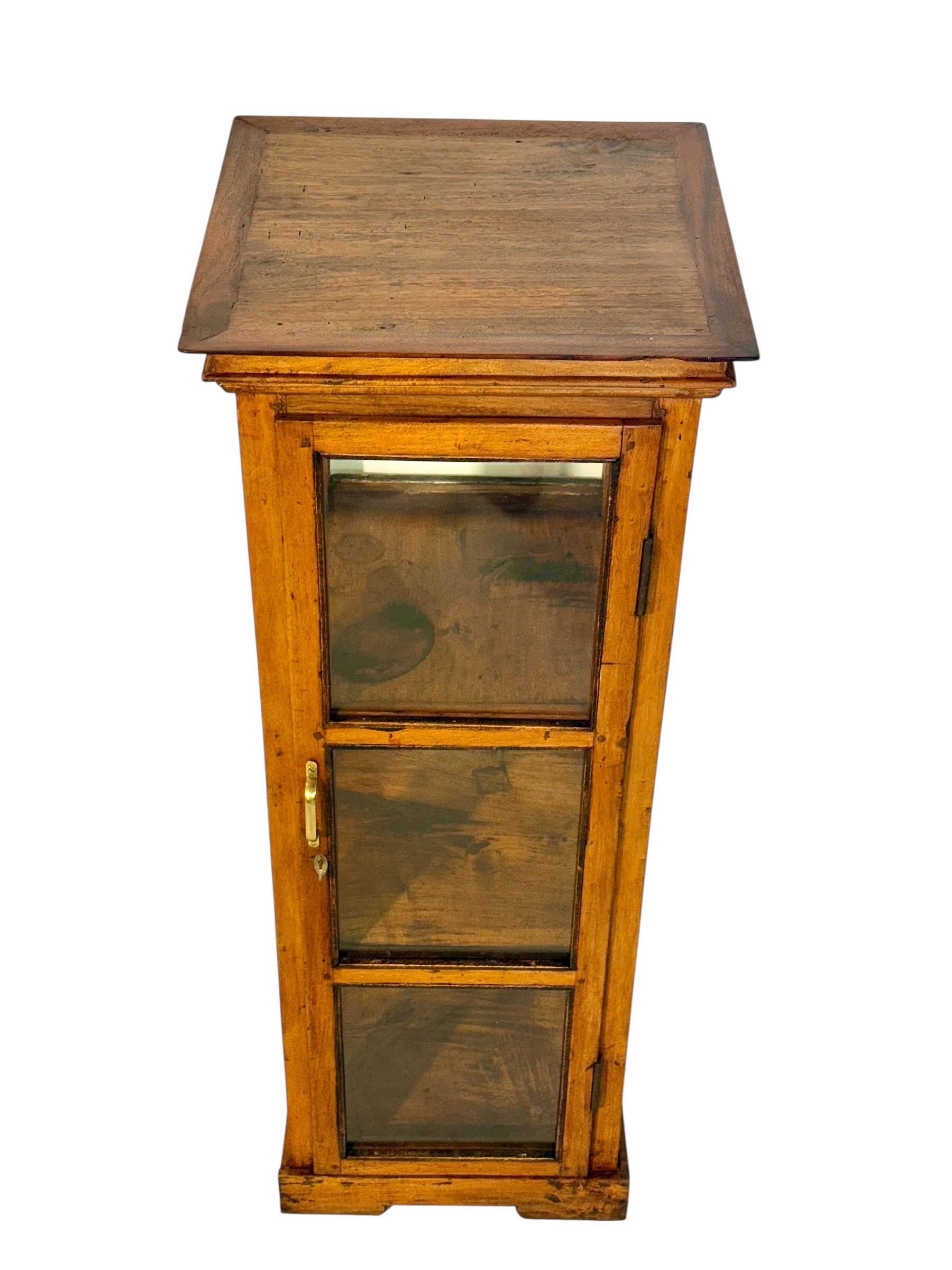 19. Jahrhundert Nussbaum Glas Display Marine Kabinett (Französisch) im Angebot