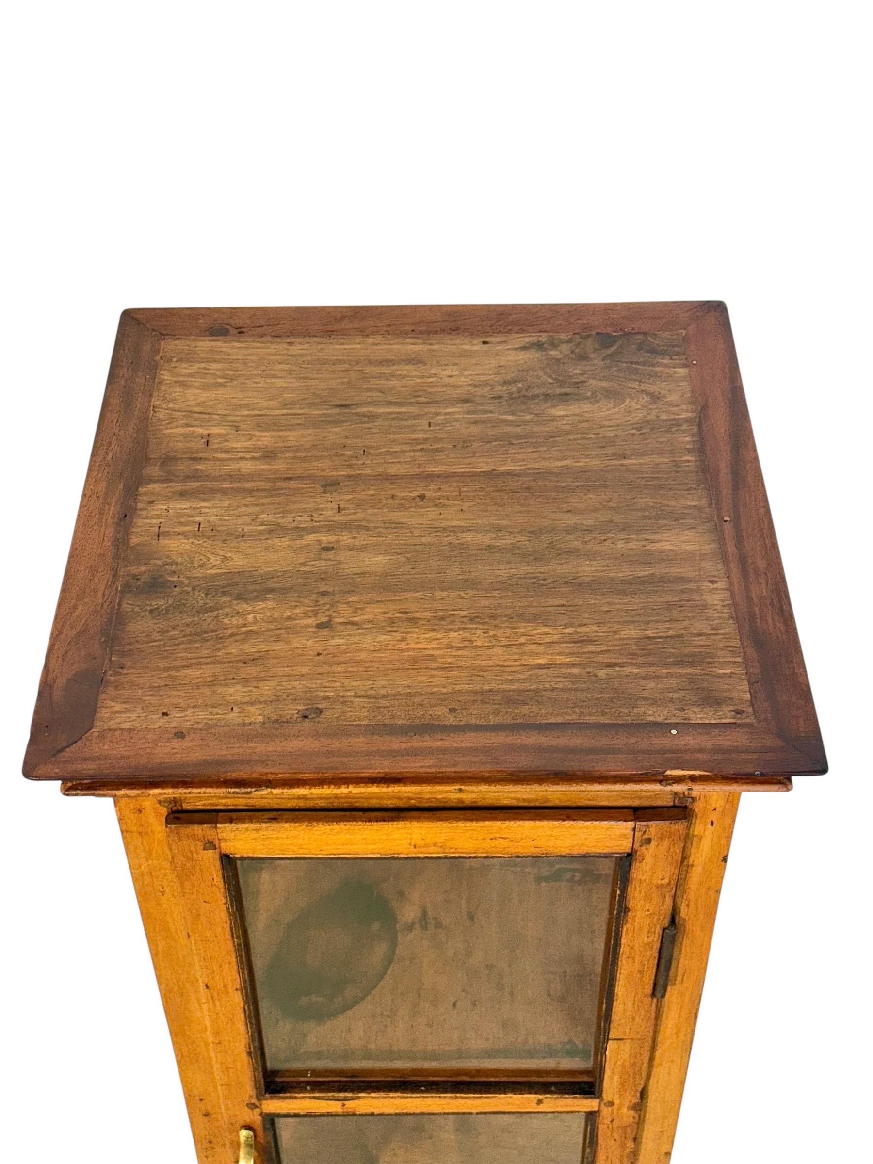 19. Jahrhundert Nussbaum Glas Display Marine Kabinett (Handgeschnitzt) im Angebot