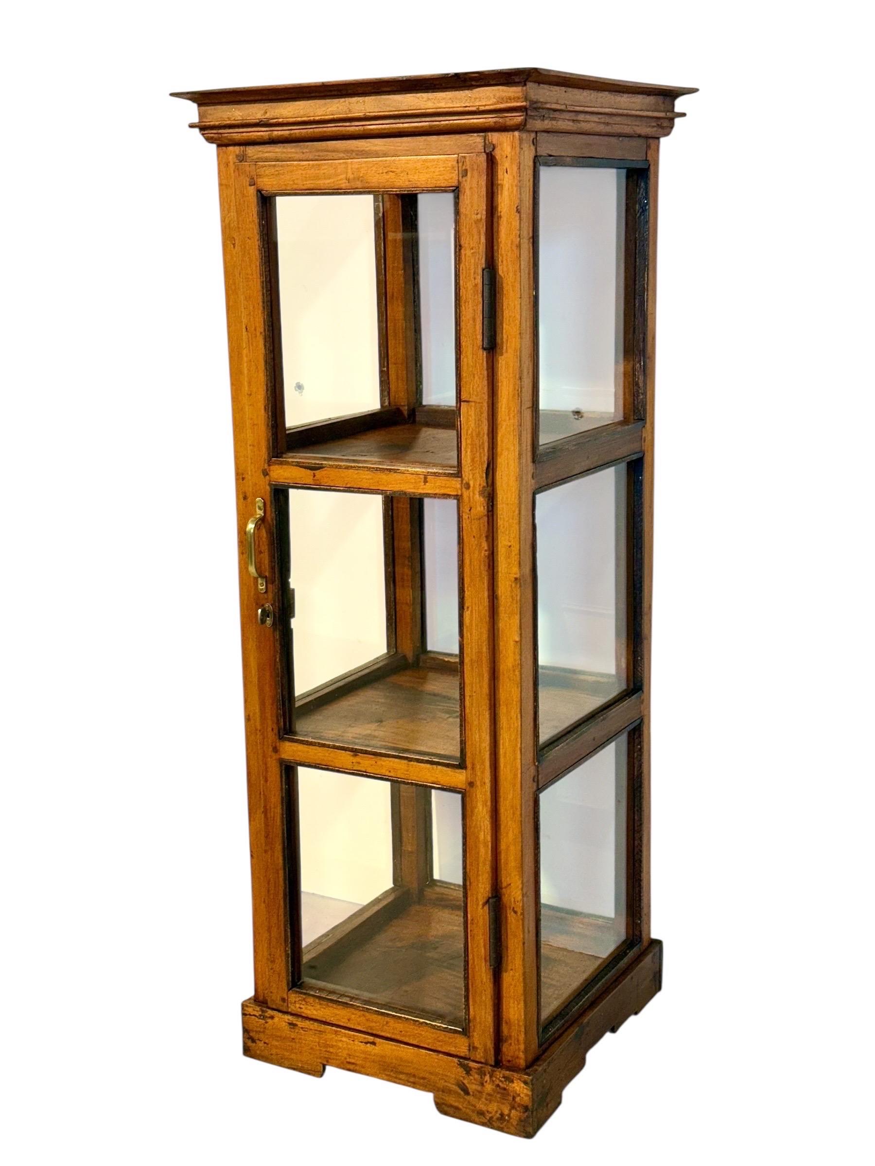 19. Jahrhundert Nussbaum Glas Display Marine Kabinett im Zustand „Gut“ im Angebot in LA CIOTAT, FR