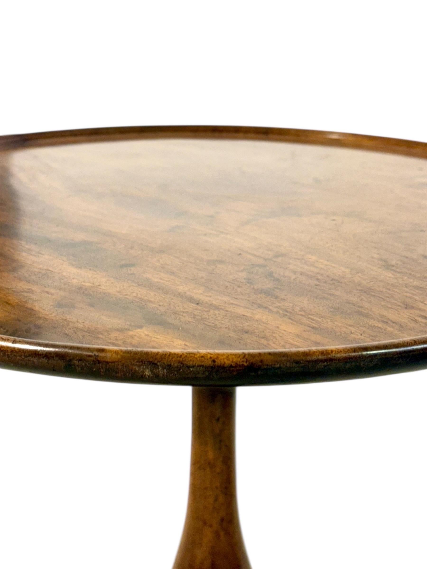 Guéridon ou table d'appoint en noyer du XIXe siècle avec base tripode en vente 5