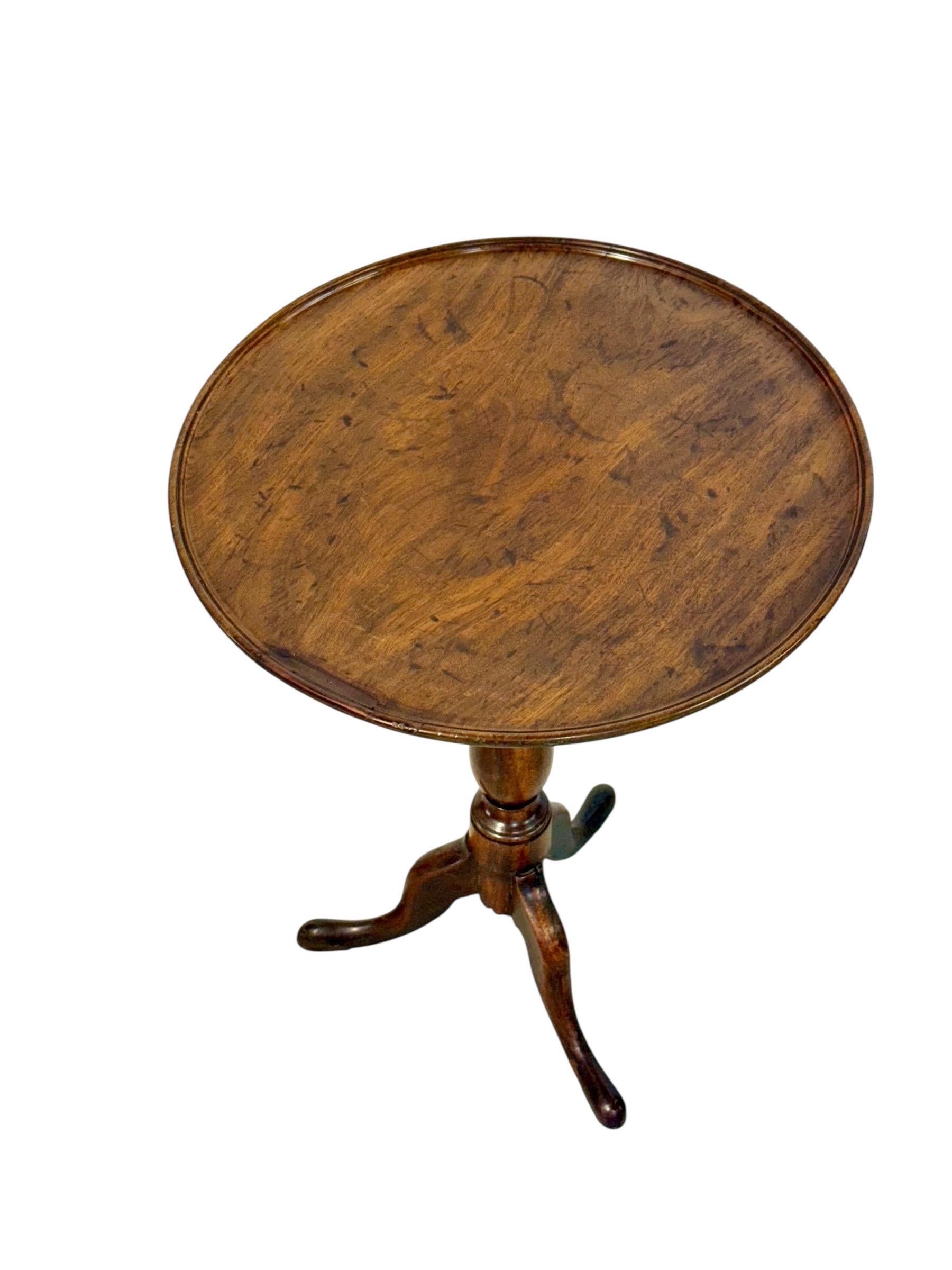 Guéridon ou table d'appoint en noyer du XIXe siècle avec base tripode en vente 6