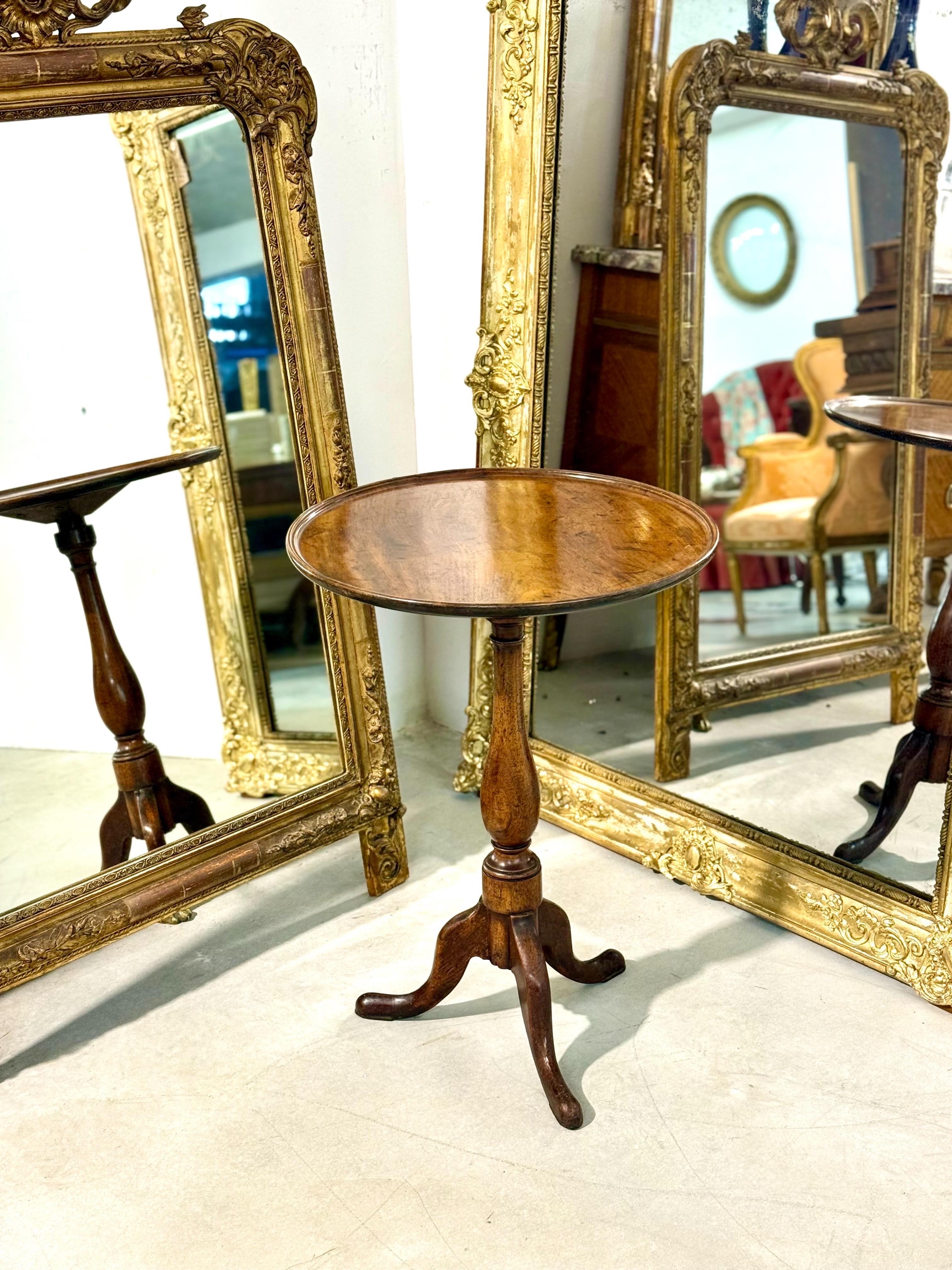 Guéridon ou table d'appoint en noyer du XIXe siècle avec base tripode en vente 7