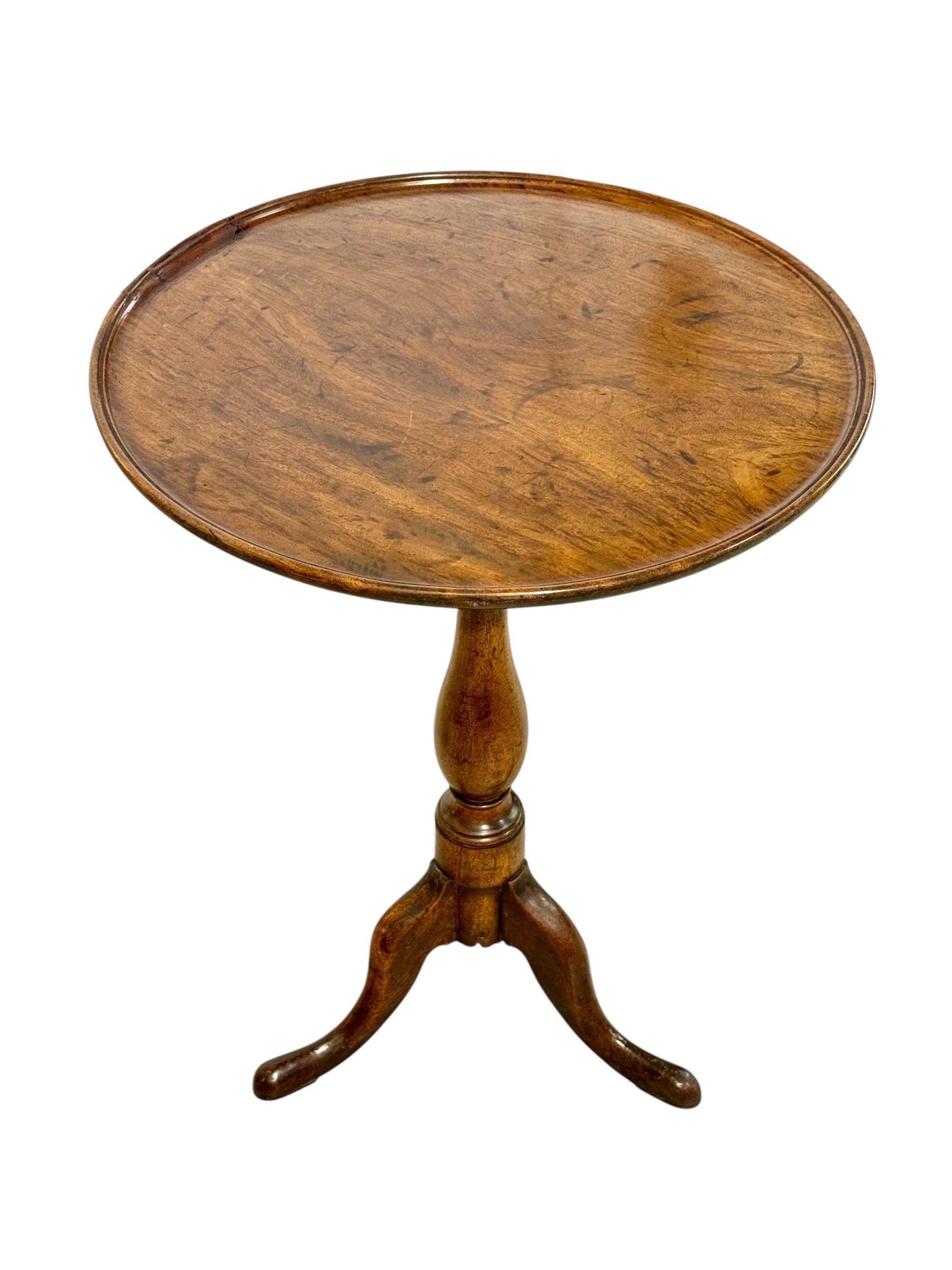 Napoléon III Guéridon ou table d'appoint en noyer du XIXe siècle avec base tripode en vente