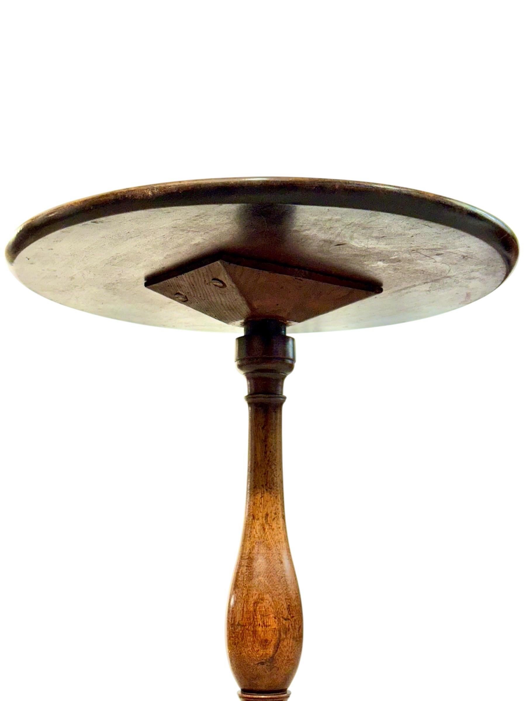 Français Guéridon ou table d'appoint en noyer du XIXe siècle avec base tripode en vente