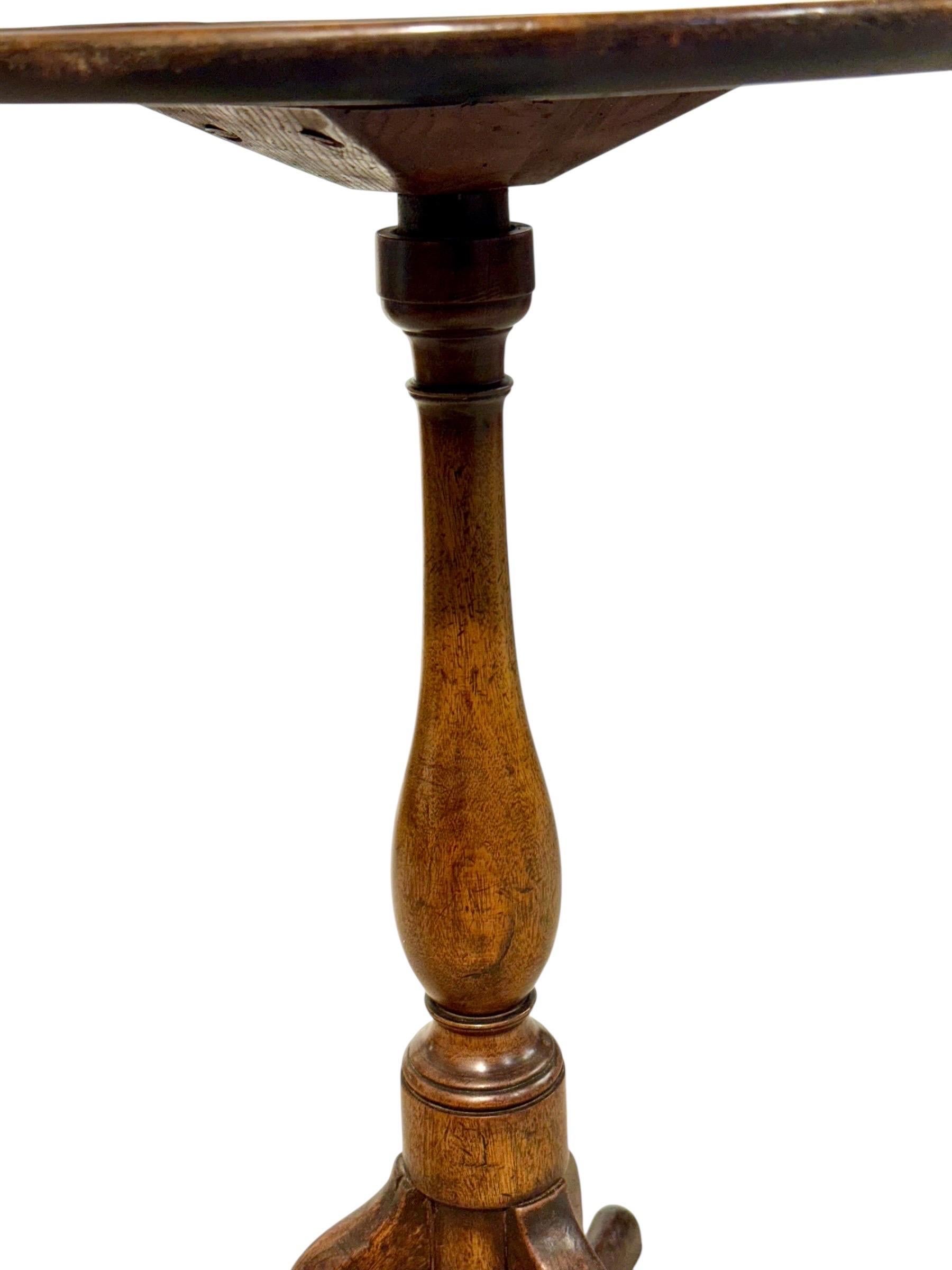 Guéridon ou table d'appoint en noyer du XIXe siècle avec base tripode Bon état - En vente à LA CIOTAT, FR