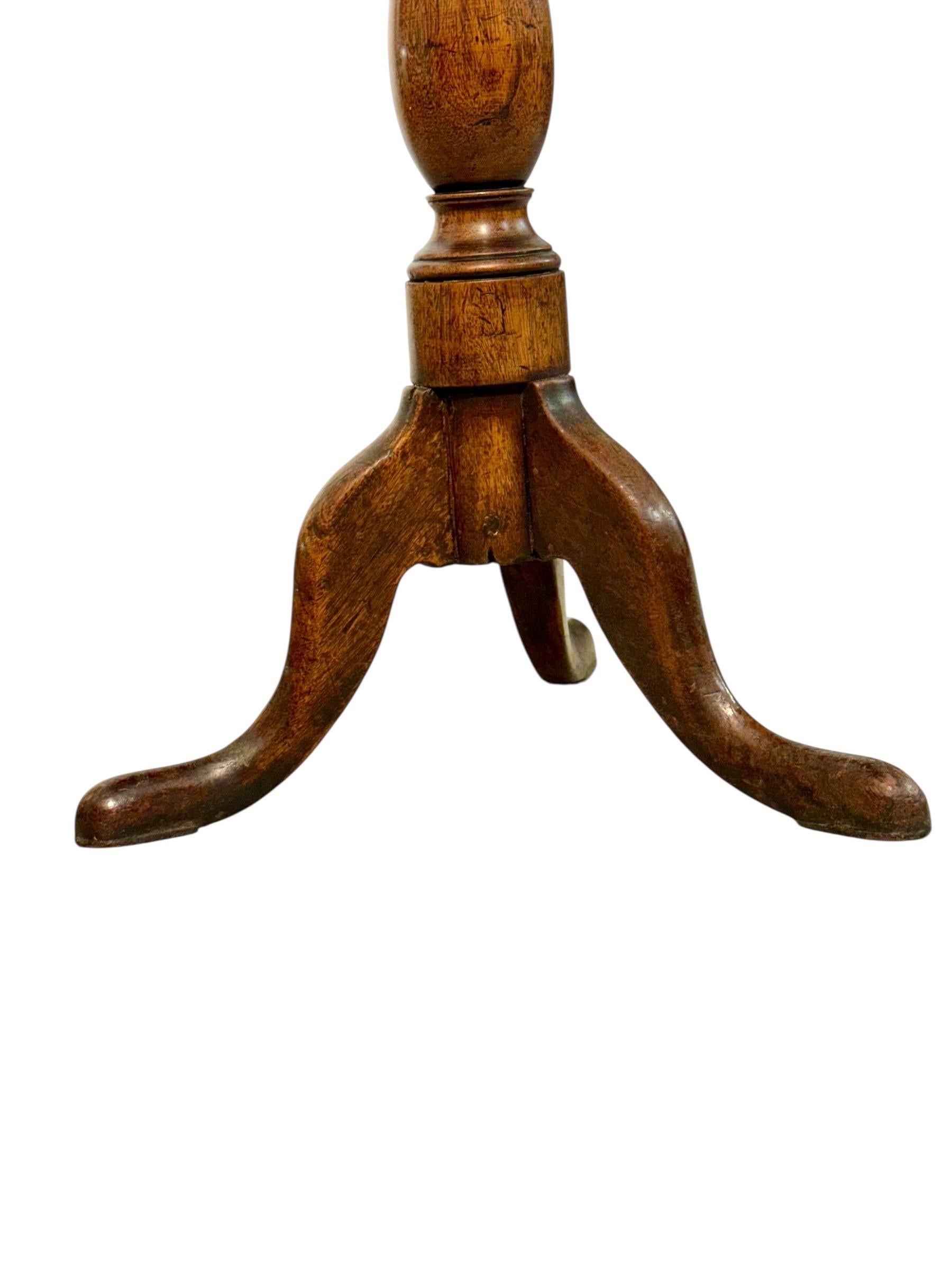 Noyer Guéridon ou table d'appoint en noyer du XIXe siècle avec base tripode en vente
