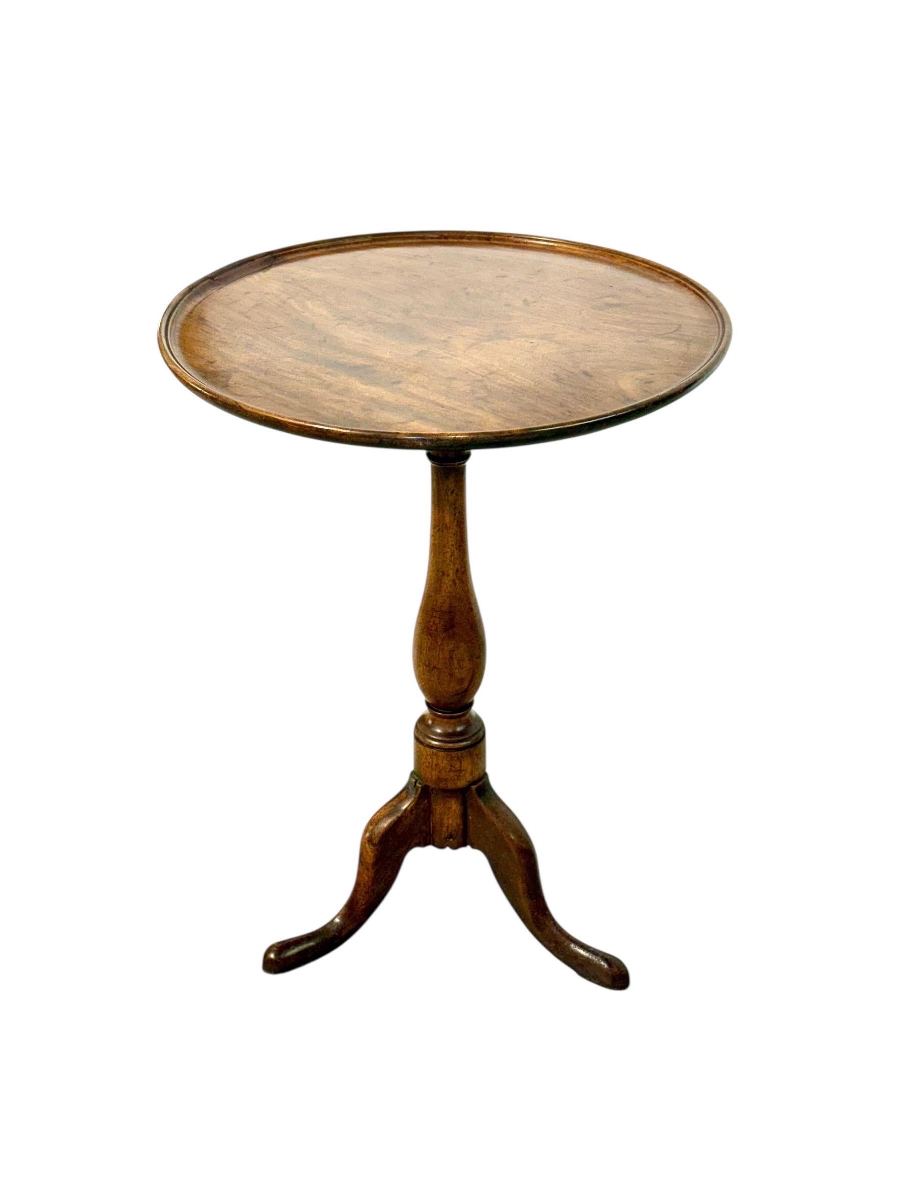 Guéridon ou table d'appoint en noyer du XIXe siècle avec base tripode en vente 1