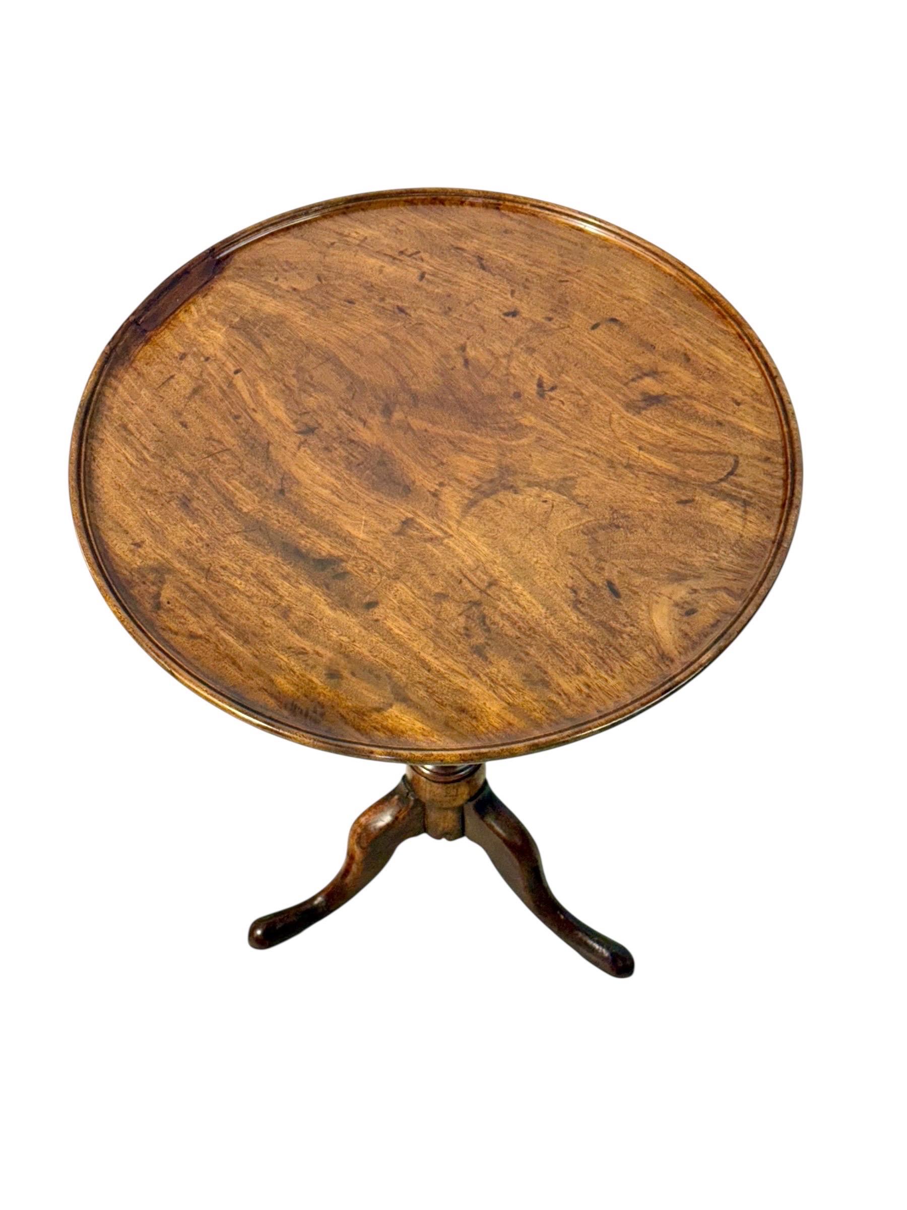Guéridon ou table d'appoint en noyer du XIXe siècle avec base tripode en vente 2