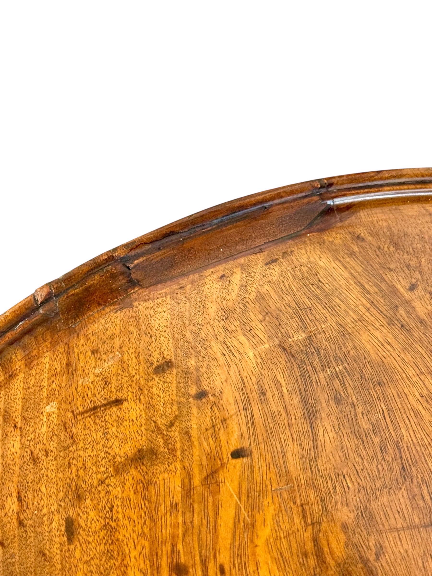 Guéridon ou table d'appoint en noyer du XIXe siècle avec base tripode en vente 3
