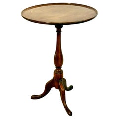 Guéridon ou table d'appoint en noyer du XIXe siècle avec base tripode