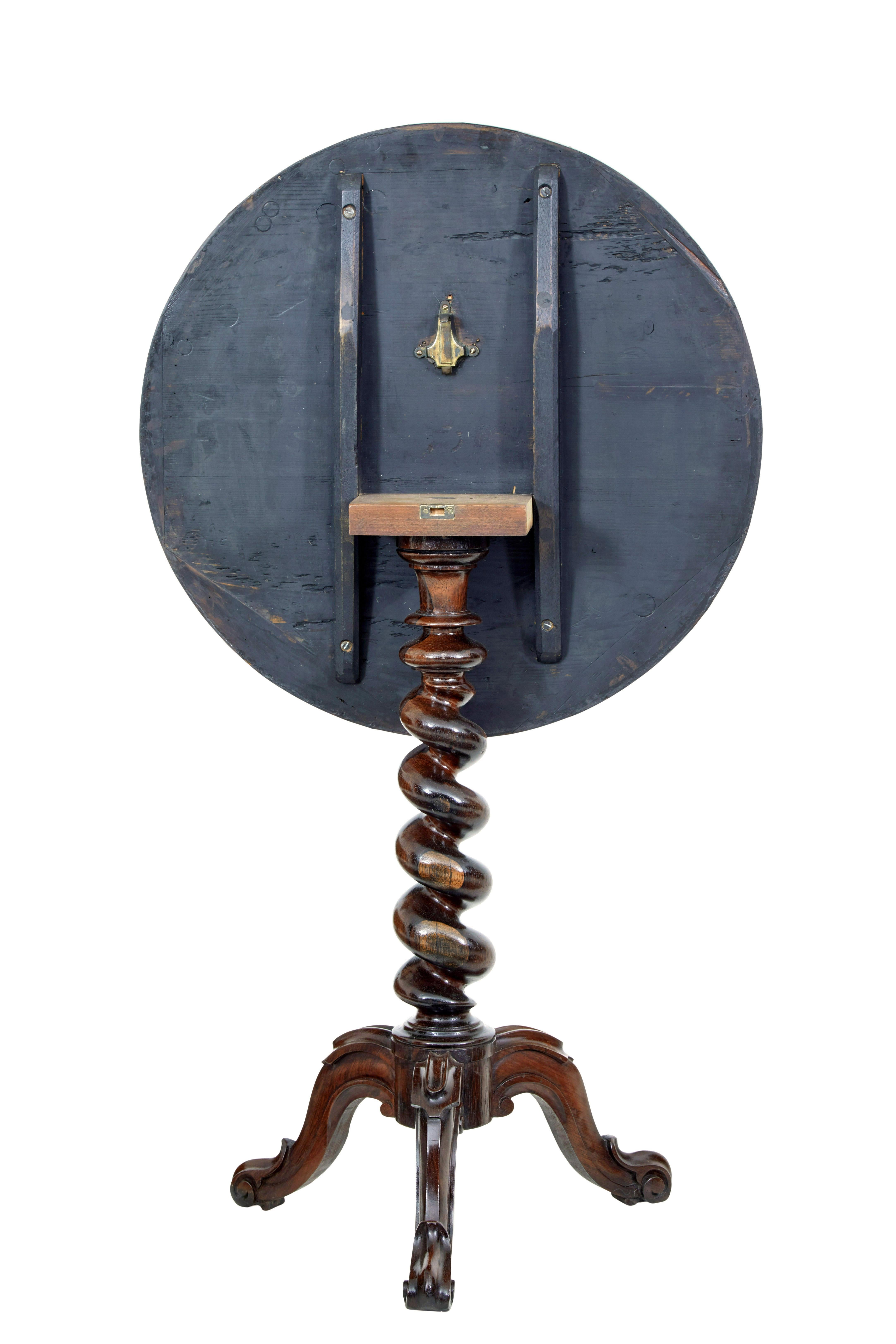 Table d'appoint à plateau basculant en noyer marqueté du début de l'époque victorienne du XIXe siècle, vers 1840.

Magnifiquement incrusté dans un motif symétrique de noyer, de bouleau, de coromandel et de diverses ronces, avec bord extérieur en