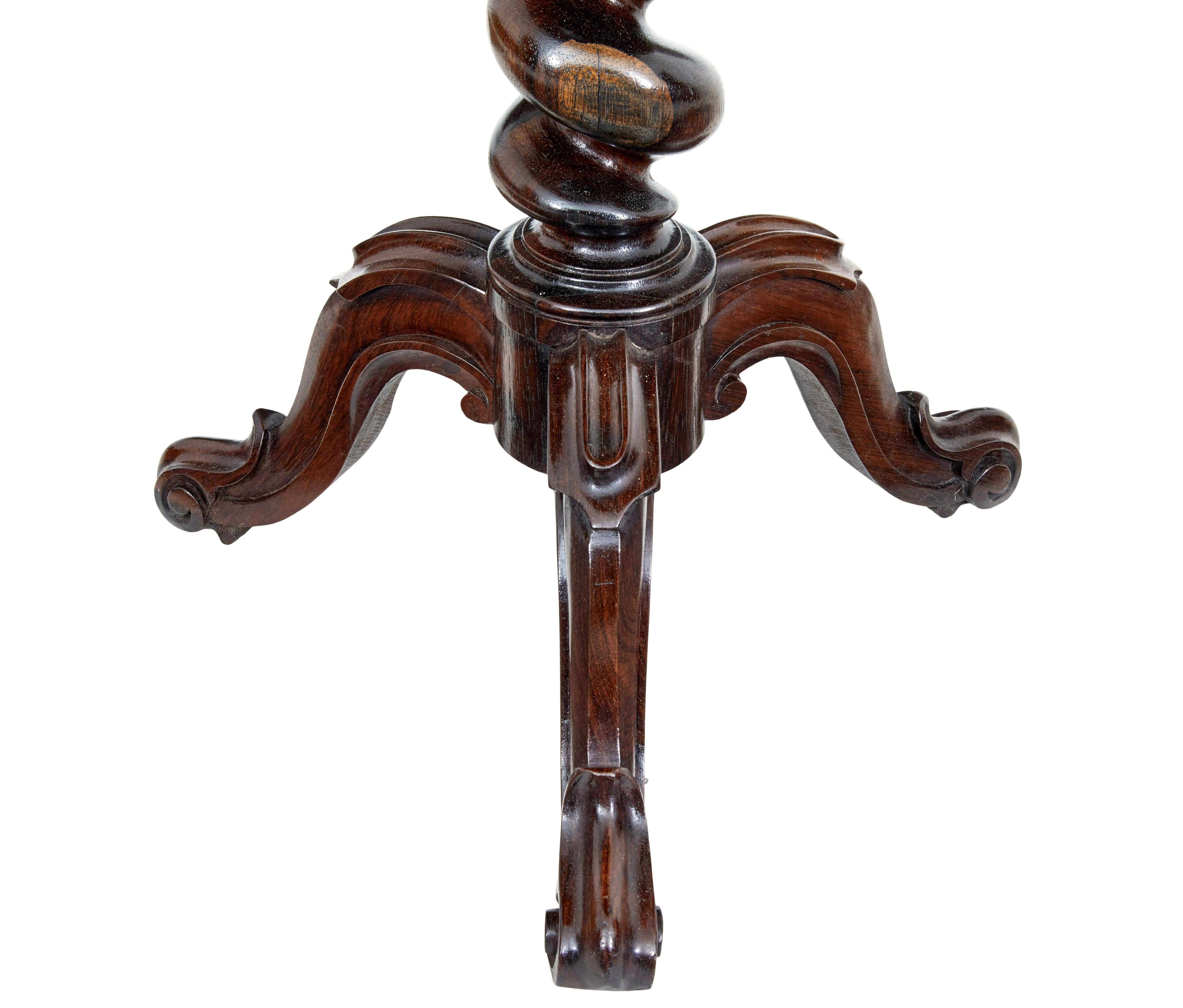 XIXe siècle Table d'appoint à plateau basculant en noyer incrusté du 19e siècle en vente