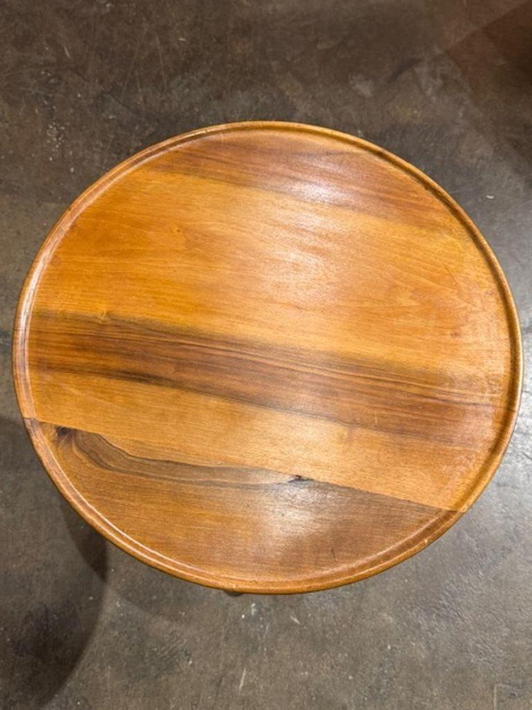Der italienische Sockel-Beistelltisch aus Nussbaumholz aus dem 19. Jahrhundert ist ein luxuriöses und elegantes Möbelstück, das jedem Raum einen Hauch von Raffinesse verleiht. Dieser Beistelltisch mit Sockel aus hochwertigem Nussbaumholz und klaren