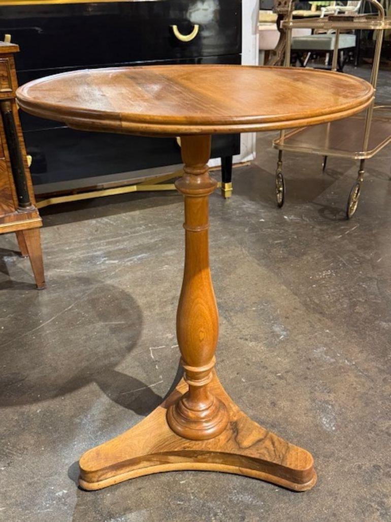 19. Jahrhundert Nussbaum Italienisch Sockel Beistelltisch im Zustand „Gut“ im Angebot in Dallas, TX