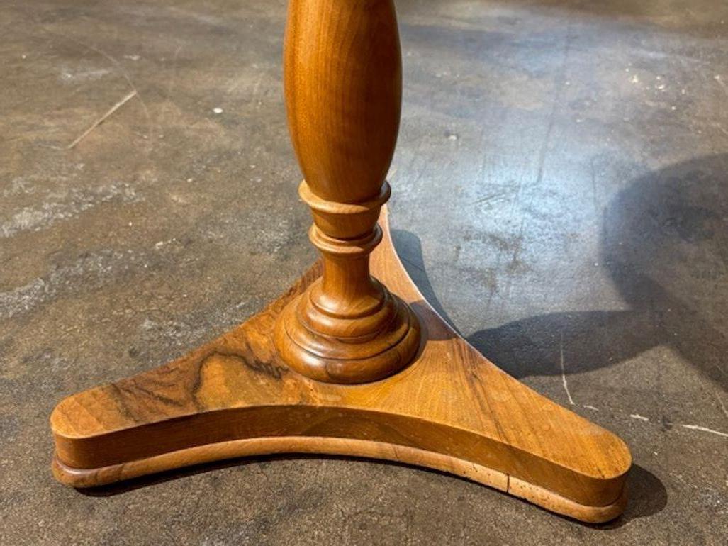 19. Jahrhundert Nussbaum Italienisch Sockel Beistelltisch (Walnuss) im Angebot