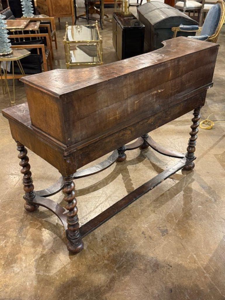 Der italienische Nussbaumschreibtisch mit Intarsien aus dem 19. Jahrhundert ist ein beeindruckendes Möbelstück, das Eleganz und Raffinesse ausstrahlt. Dieser Schreibtisch aus hochwertigem Walnussholz verfügt über aufwändige Intarsienarbeiten, die