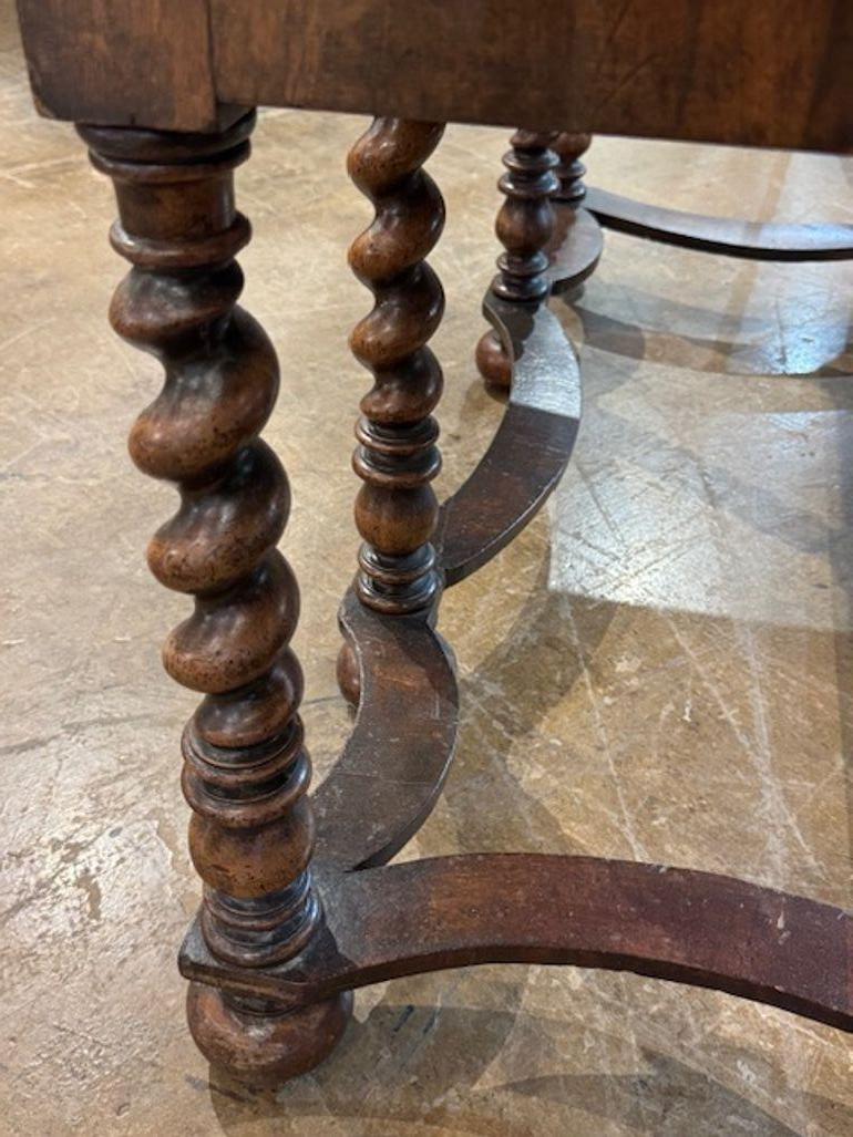 Italienischer Nussbaum-Schreibtisch des 19. Jahrhunderts mit Intarsien-Intarsien im Zustand „Gut“ im Angebot in Dallas, TX