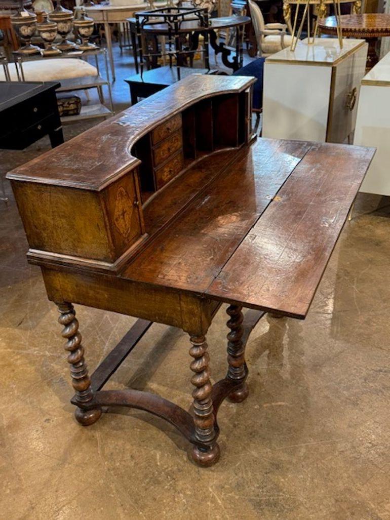 Italienischer Nussbaum-Schreibtisch des 19. Jahrhunderts mit Intarsien-Intarsien im Angebot 1
