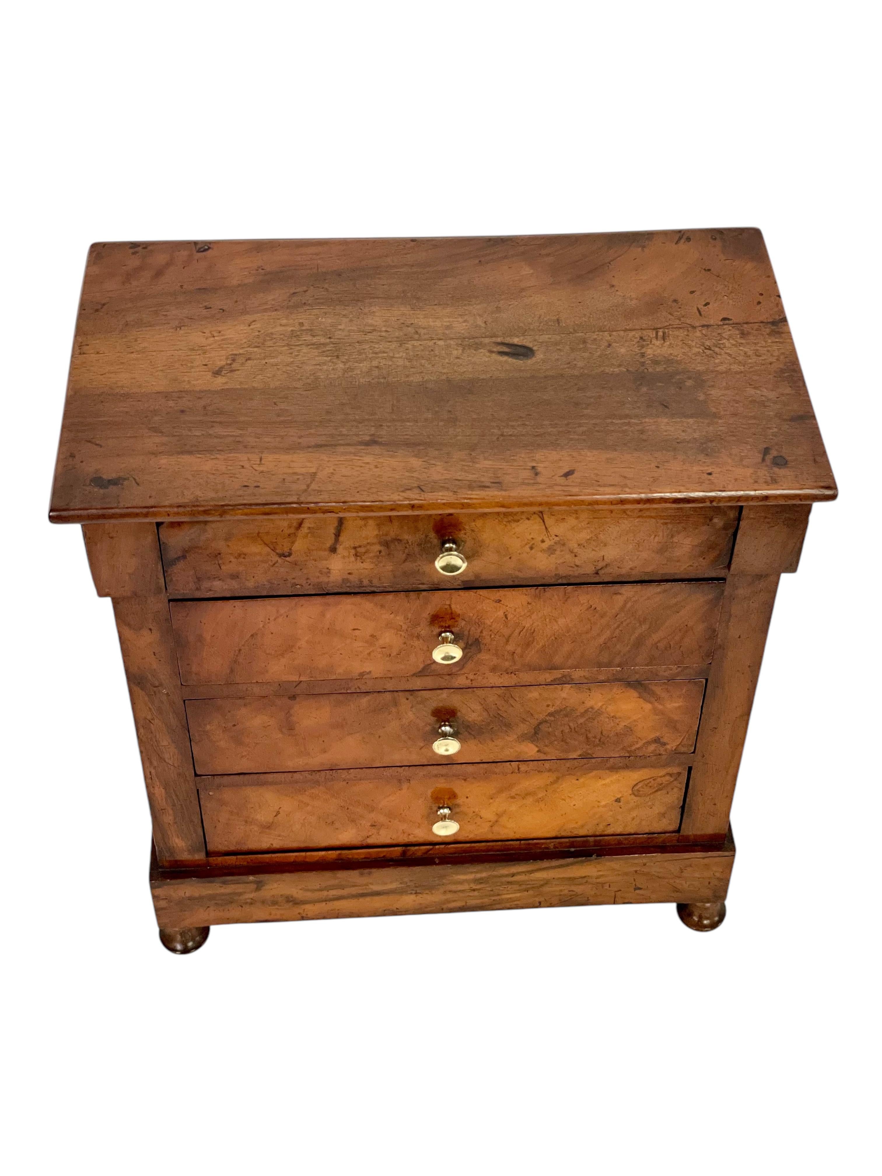 Schmuckkästchen aus Nussbaumholz oder „Commode de Maitrise“ aus dem 19. Jahrhundert im Angebot 4
