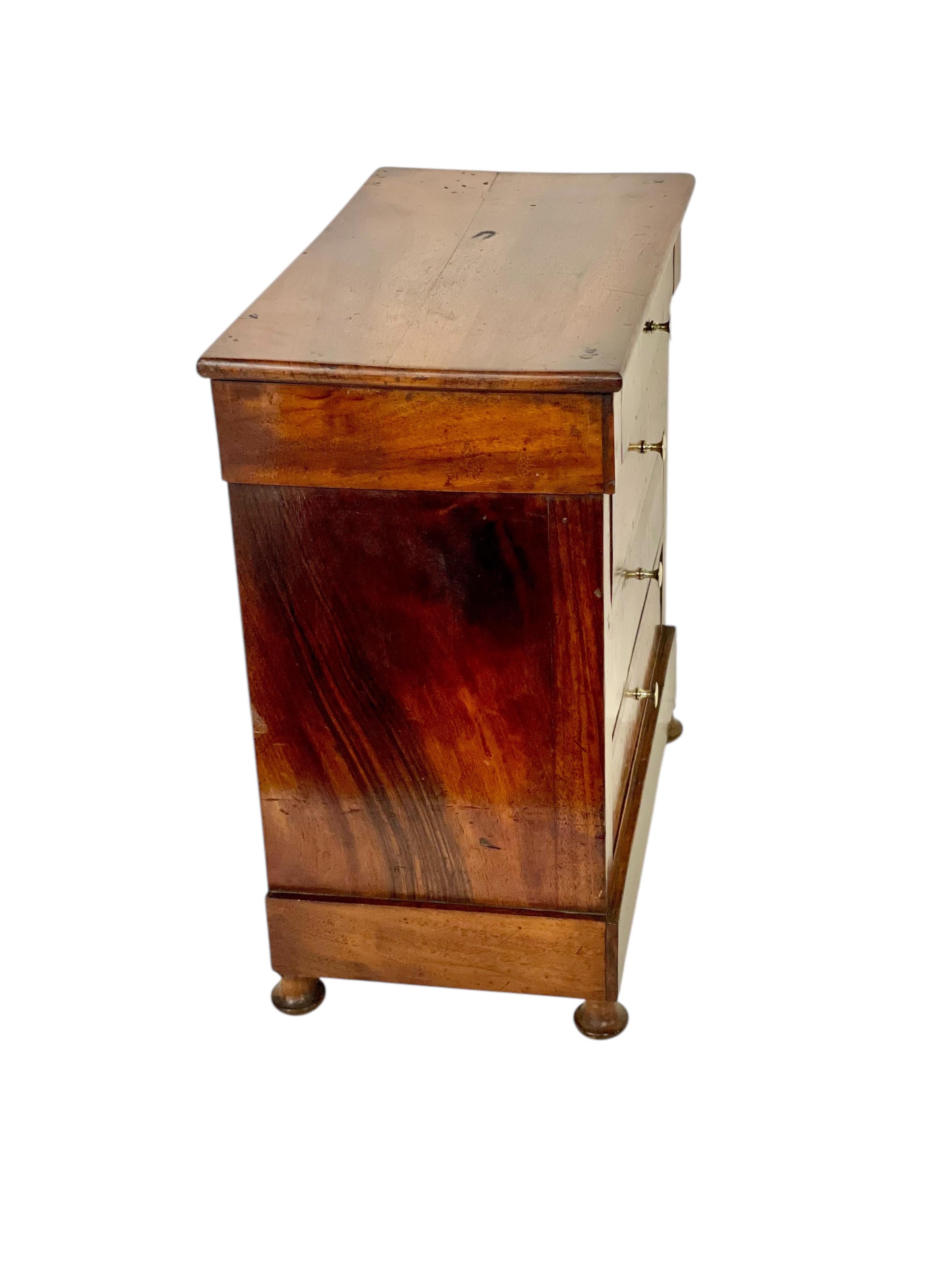 Schmuckkästchen aus Nussbaumholz oder „Commode de Maitrise“ aus dem 19. Jahrhundert im Angebot 6