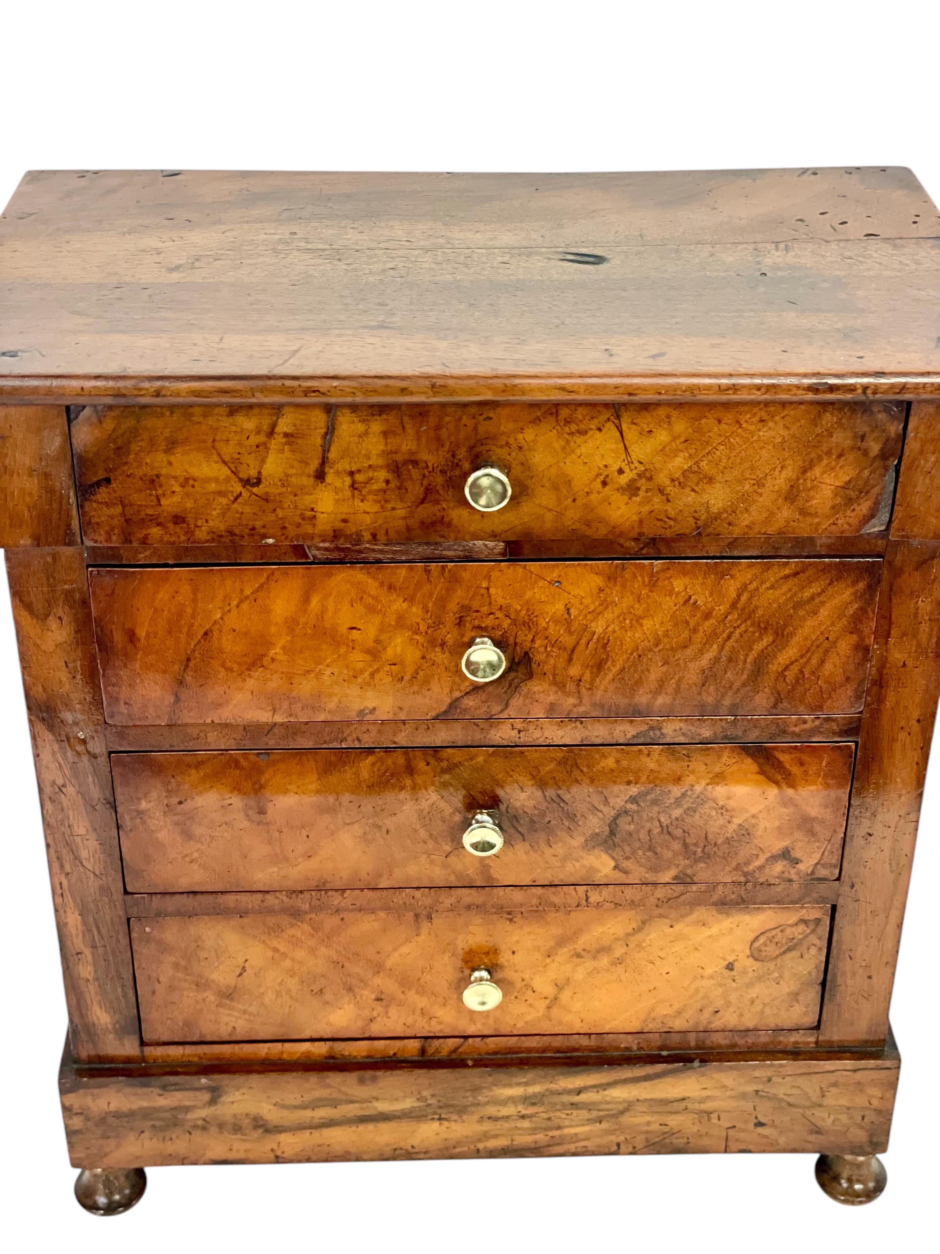 Schmuckkästchen aus Nussbaumholz oder „Commode de Maitrise“ aus dem 19. Jahrhundert im Angebot 7