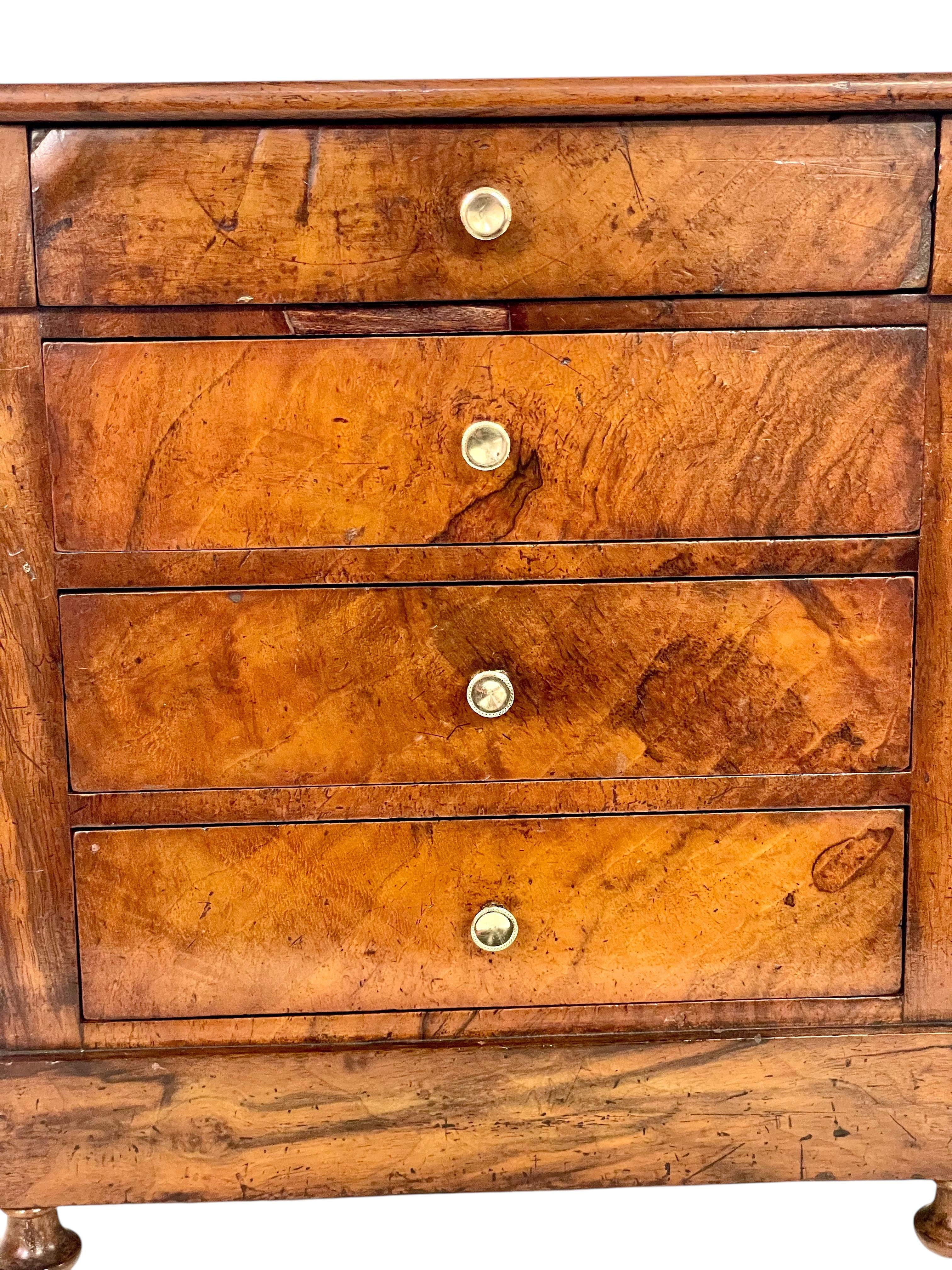 Schmuckkästchen aus Nussbaumholz oder „Commode de Maitrise“ aus dem 19. Jahrhundert im Angebot 8