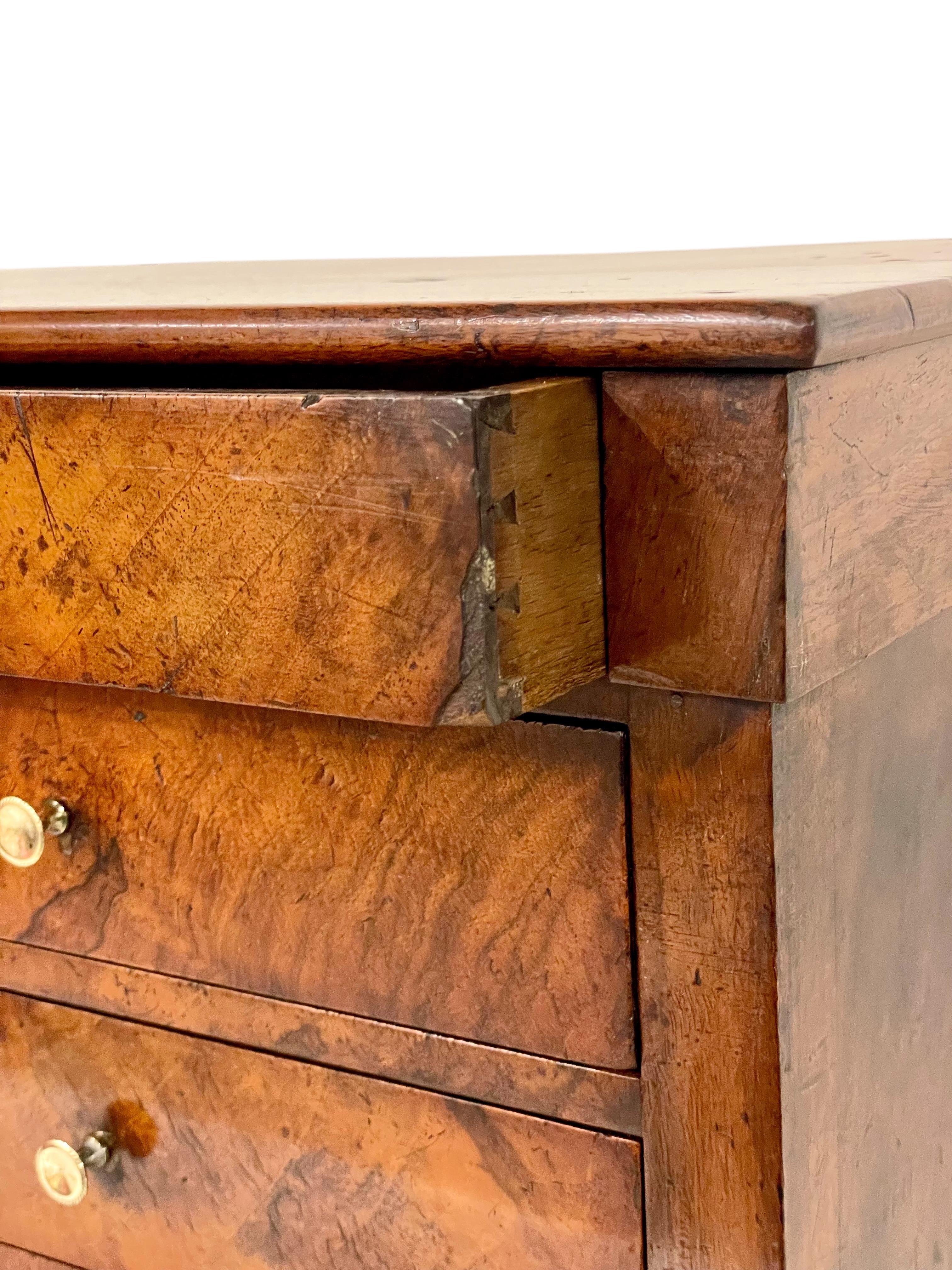 Schmuckkästchen aus Nussbaumholz oder „Commode de Maitrise“ aus dem 19. Jahrhundert im Angebot 9