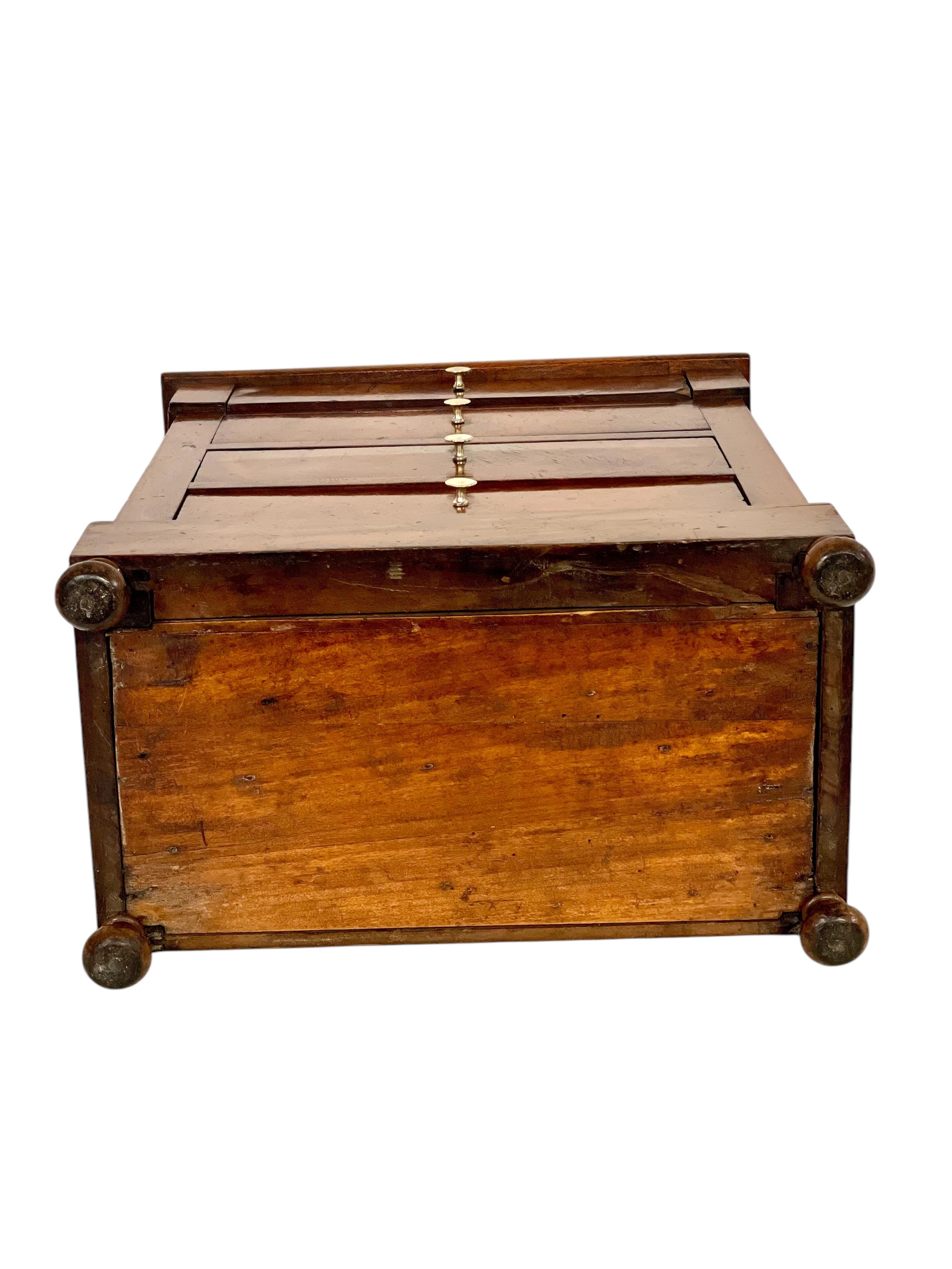 Schmuckkästchen aus Nussbaumholz oder „Commode de Maitrise“ aus dem 19. Jahrhundert im Angebot 10