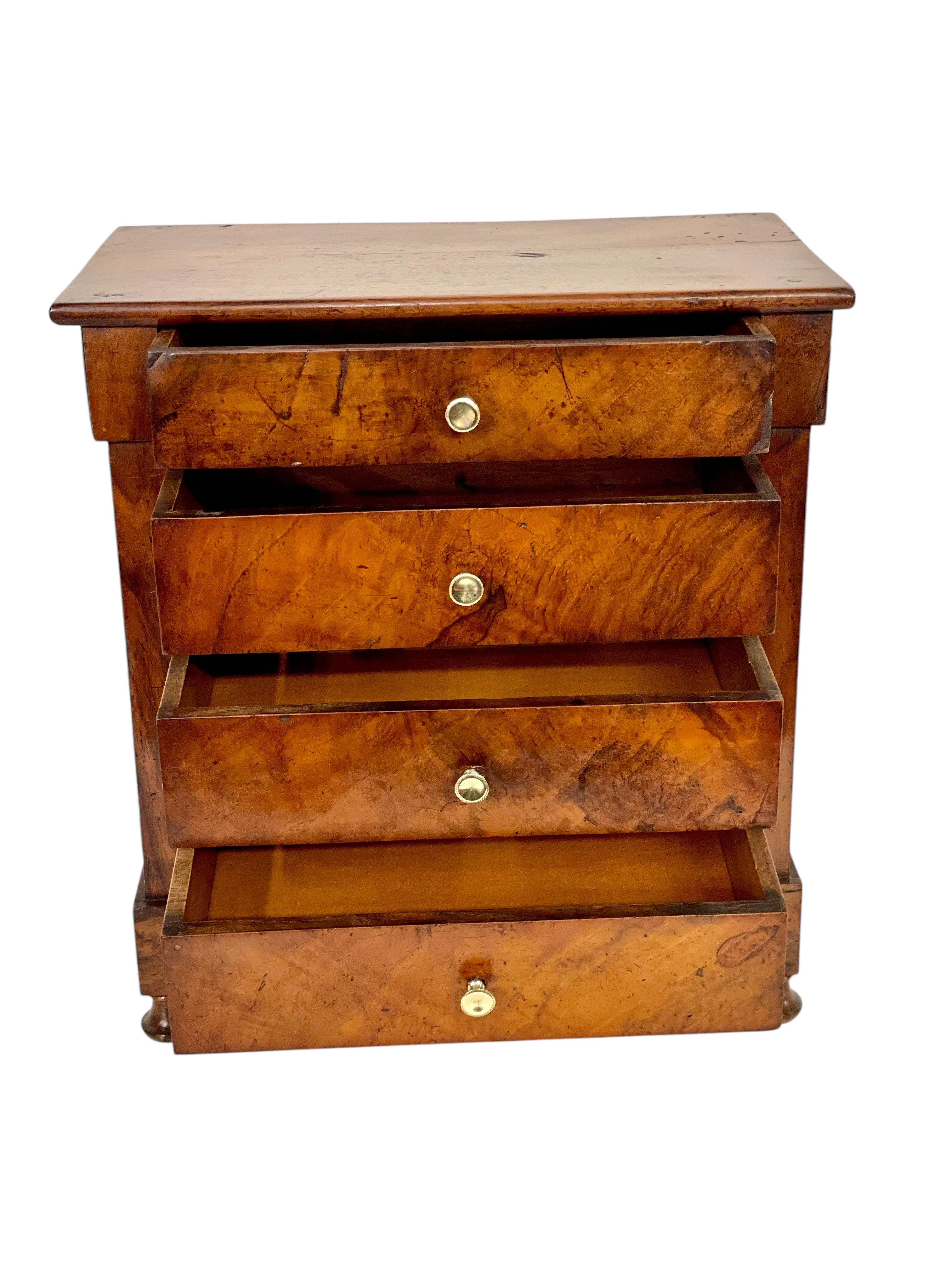 Schmuckkästchen aus Nussbaumholz oder „Commode de Maitrise“ aus dem 19. Jahrhundert (Französisch) im Angebot