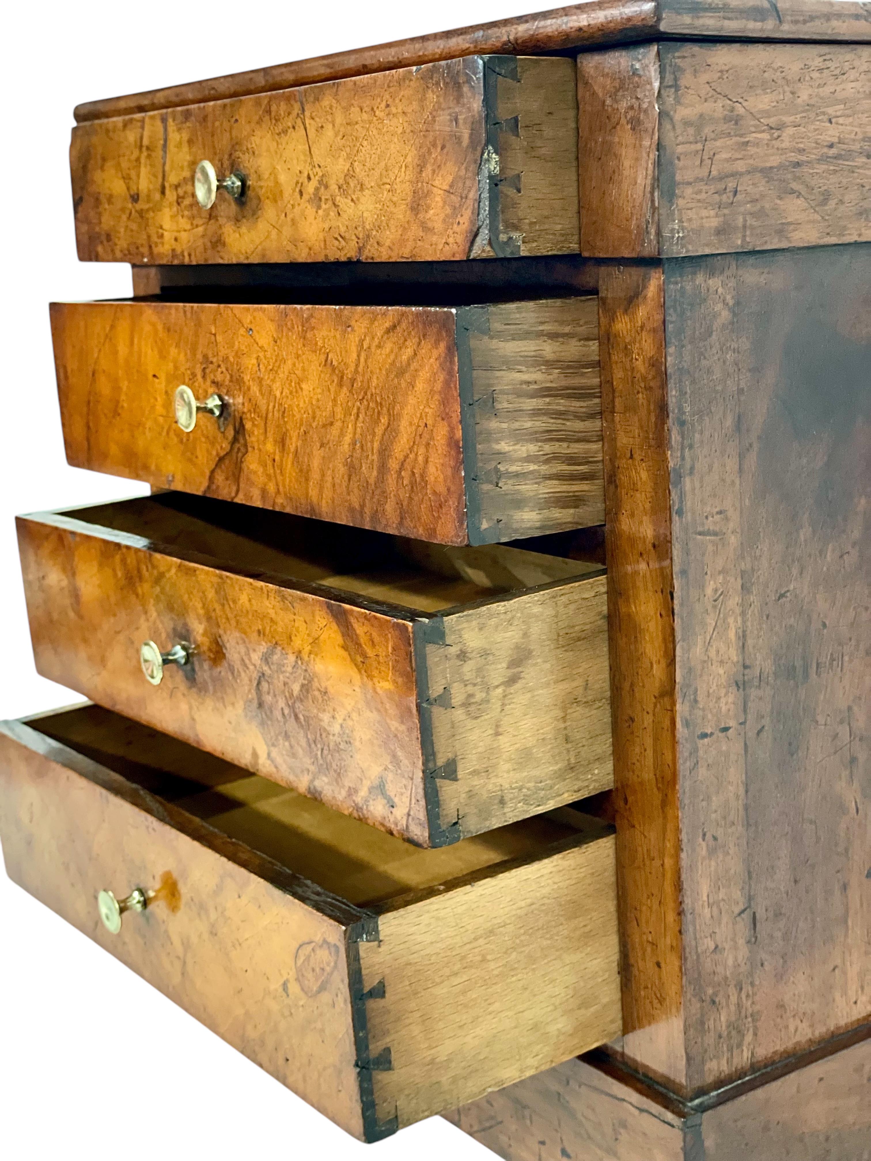 Schmuckkästchen aus Nussbaumholz oder „Commode de Maitrise“ aus dem 19. Jahrhundert im Zustand „Gut“ im Angebot in LA CIOTAT, FR