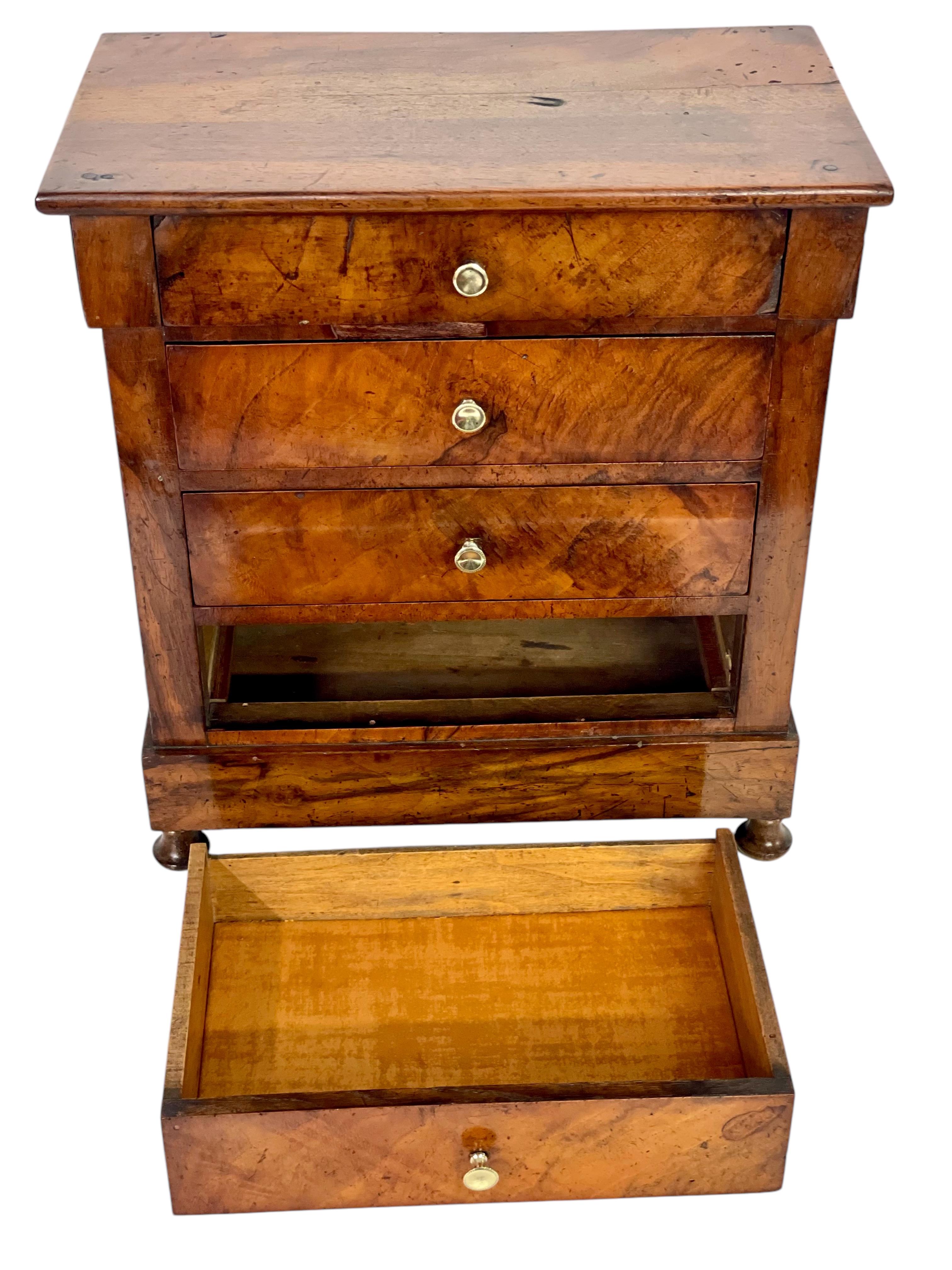 Schmuckkästchen aus Nussbaumholz oder „Commode de Maitrise“ aus dem 19. Jahrhundert (Messing) im Angebot
