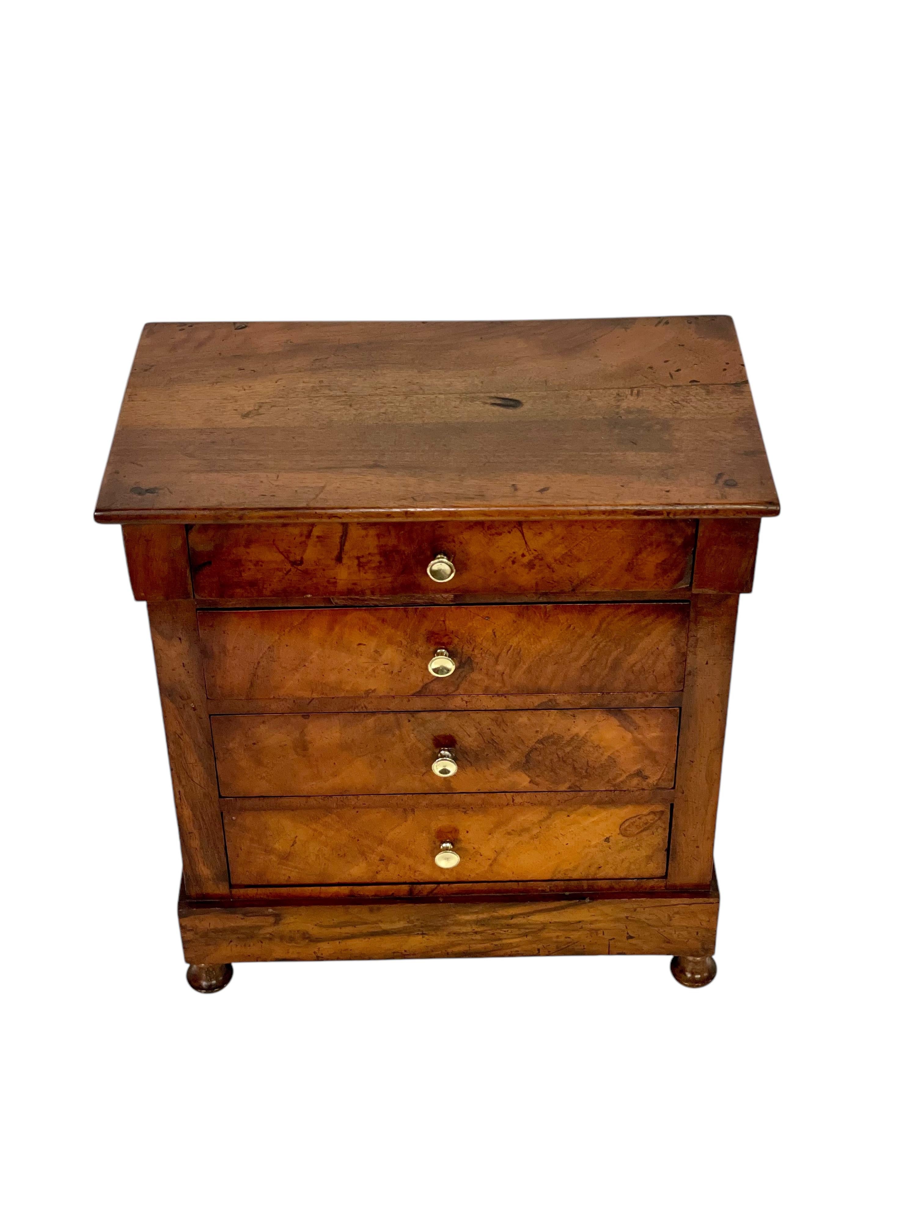 Schmuckkästchen aus Nussbaumholz oder „Commode de Maitrise“ aus dem 19. Jahrhundert im Angebot 2