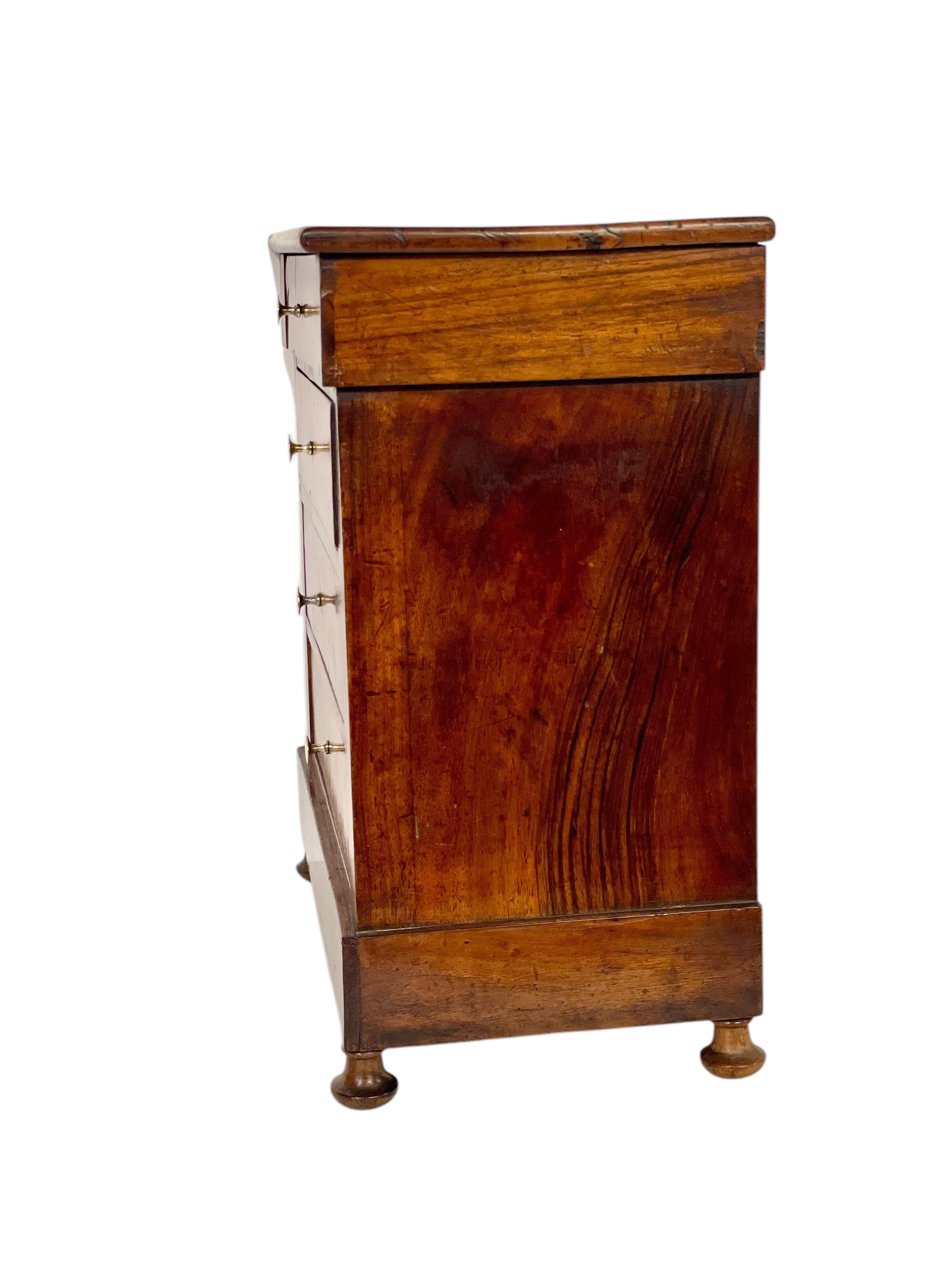Schmuckkästchen aus Nussbaumholz oder „Commode de Maitrise“ aus dem 19. Jahrhundert im Angebot 3