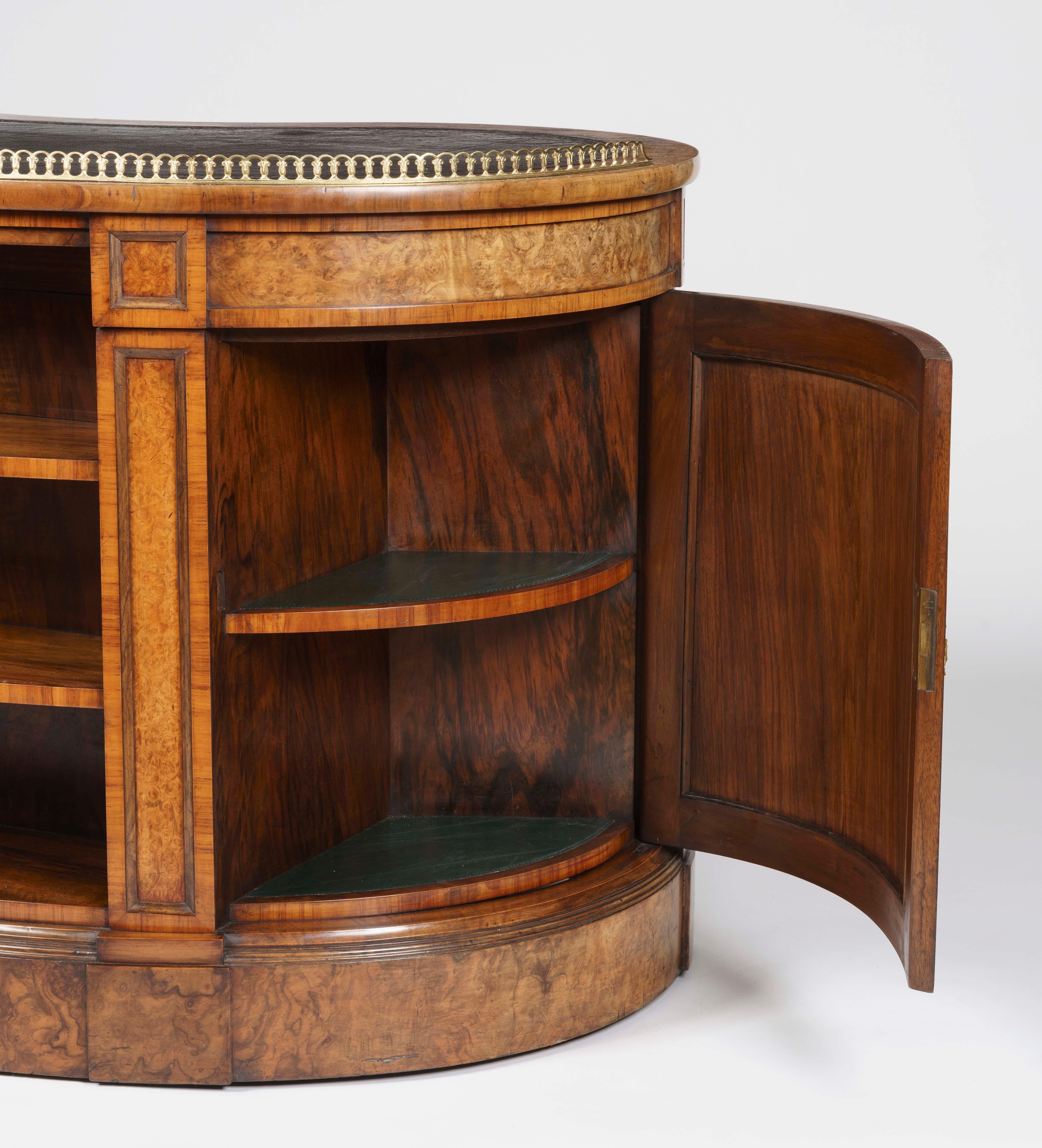 Victorian 19th Century Walnut Kidney Desk with Amboyna Veneers Attributed to Gillows