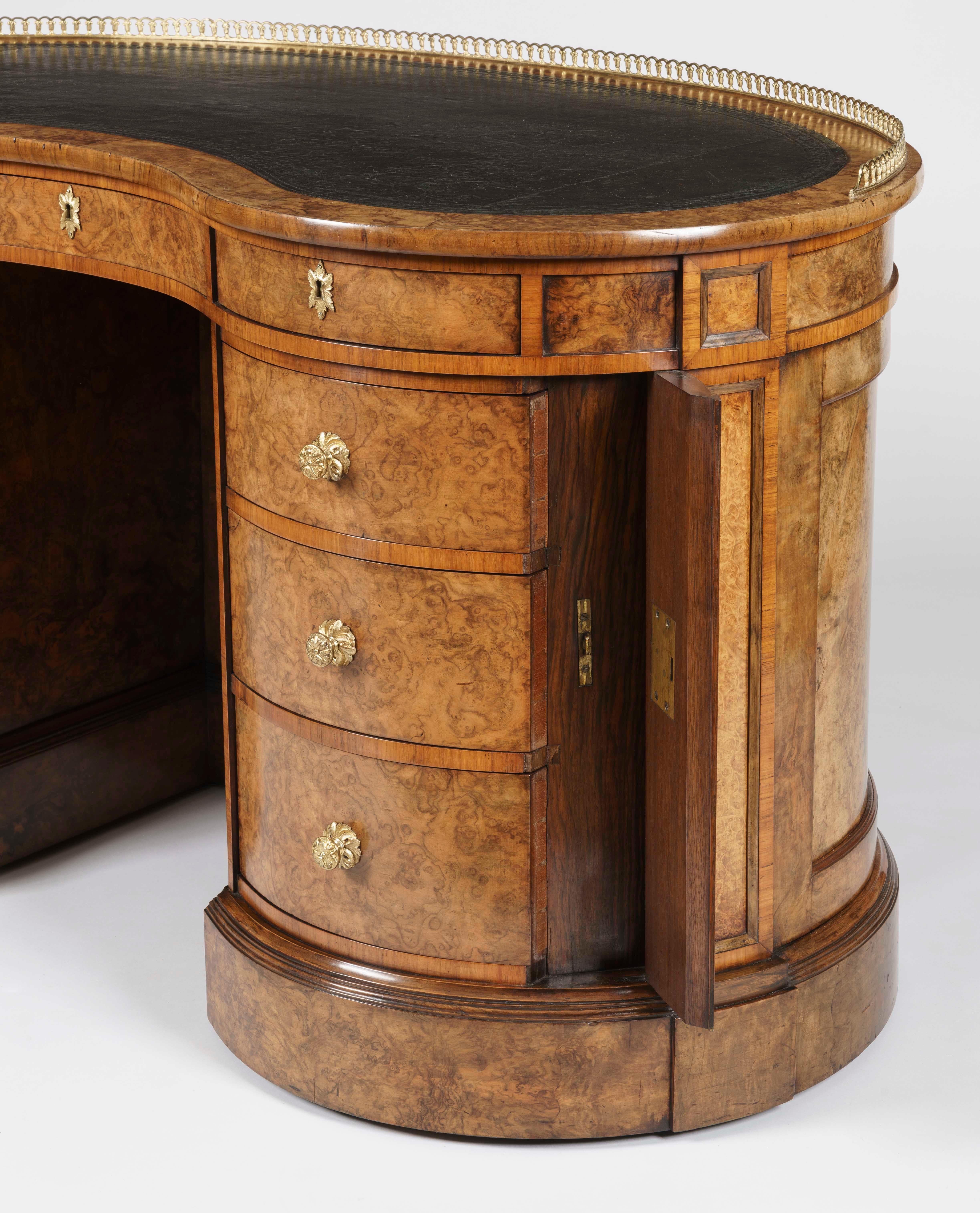 English 19th Century Walnut Kidney Desk with Amboyna Veneers Attributed to Gillows