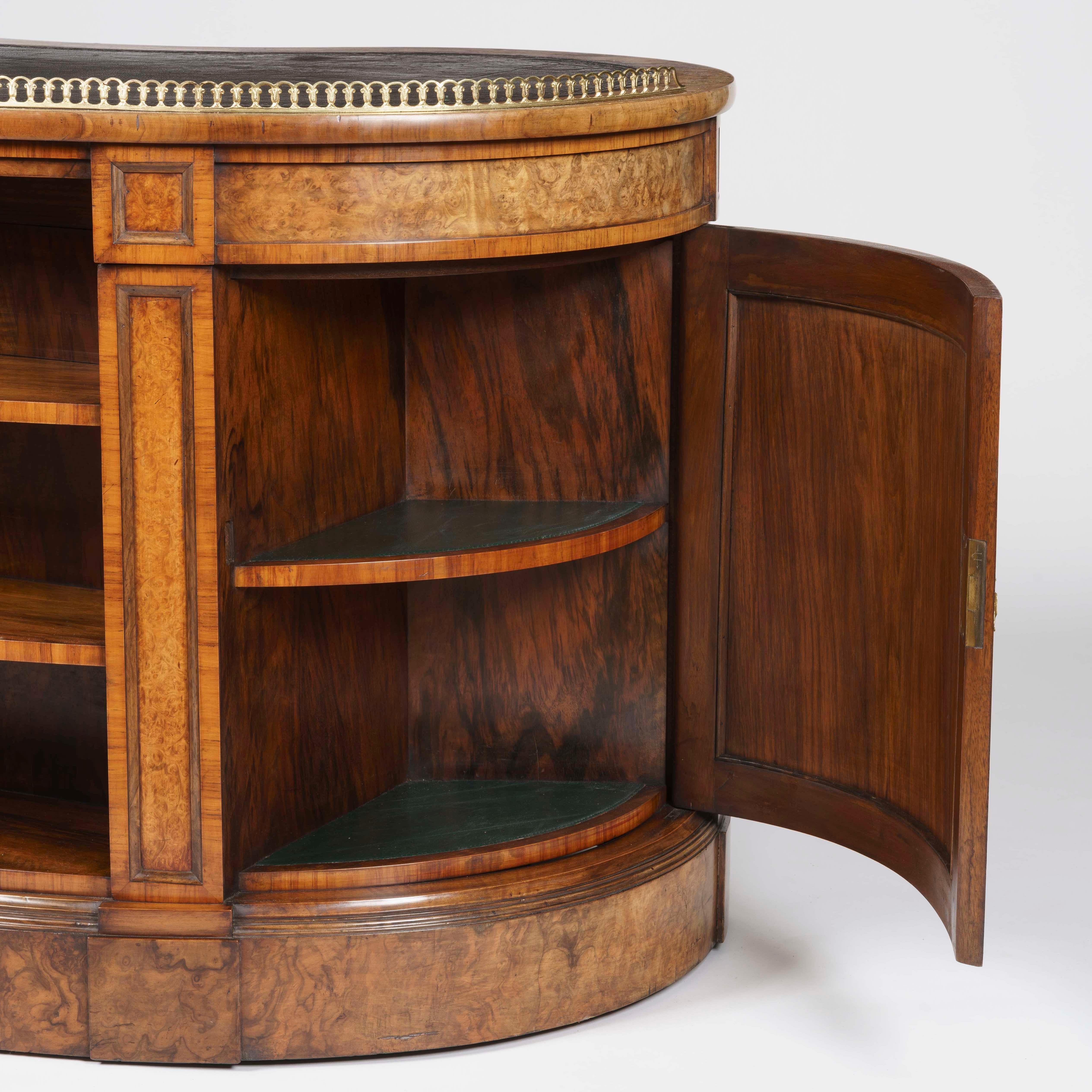 19th Century Walnut Kidney Desk with Amboyna Veneers Attributed to Gillows In Excellent Condition In London, GB