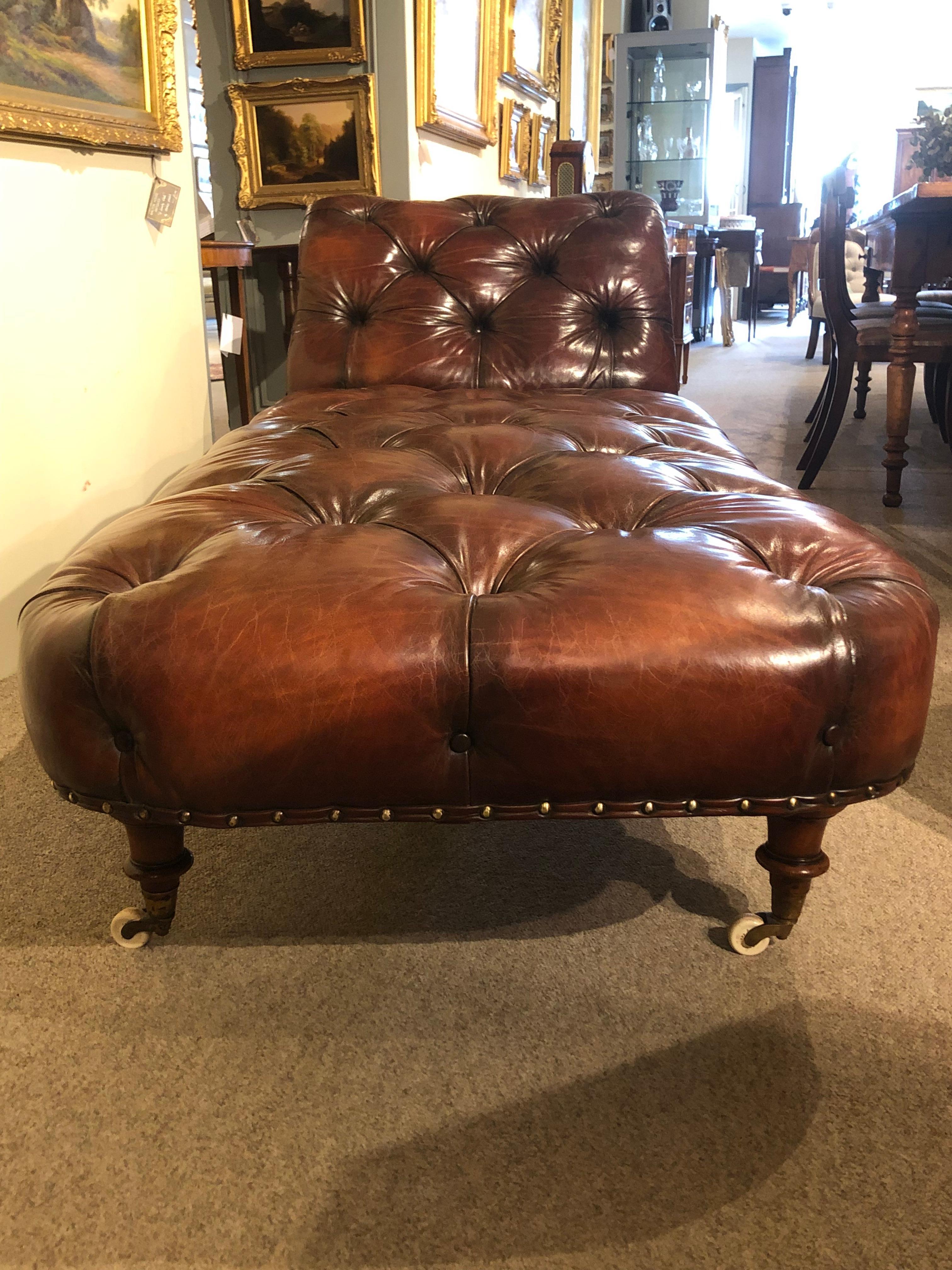 19th Century Walnut Leather Chaise Longue In Excellent Condition In Bournemouth, GB