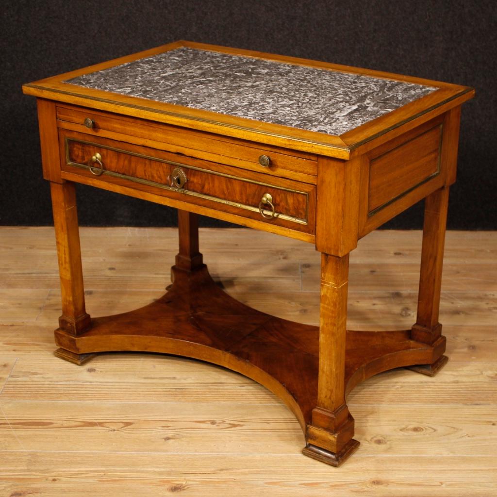 French writing desk from the late 19th century. Furniture carved in mahogany, walnut and beech wood with decorations in gilded and chiseled brass. Top adorned with central marble and brass frame. Furniture finished for the center equipped with a