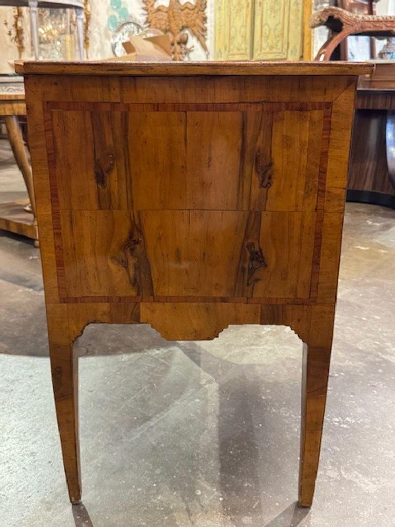 Neoclassico Tavolo neoclassico a 2 cassetti intarsiato in noce del XIX secolo in vendita