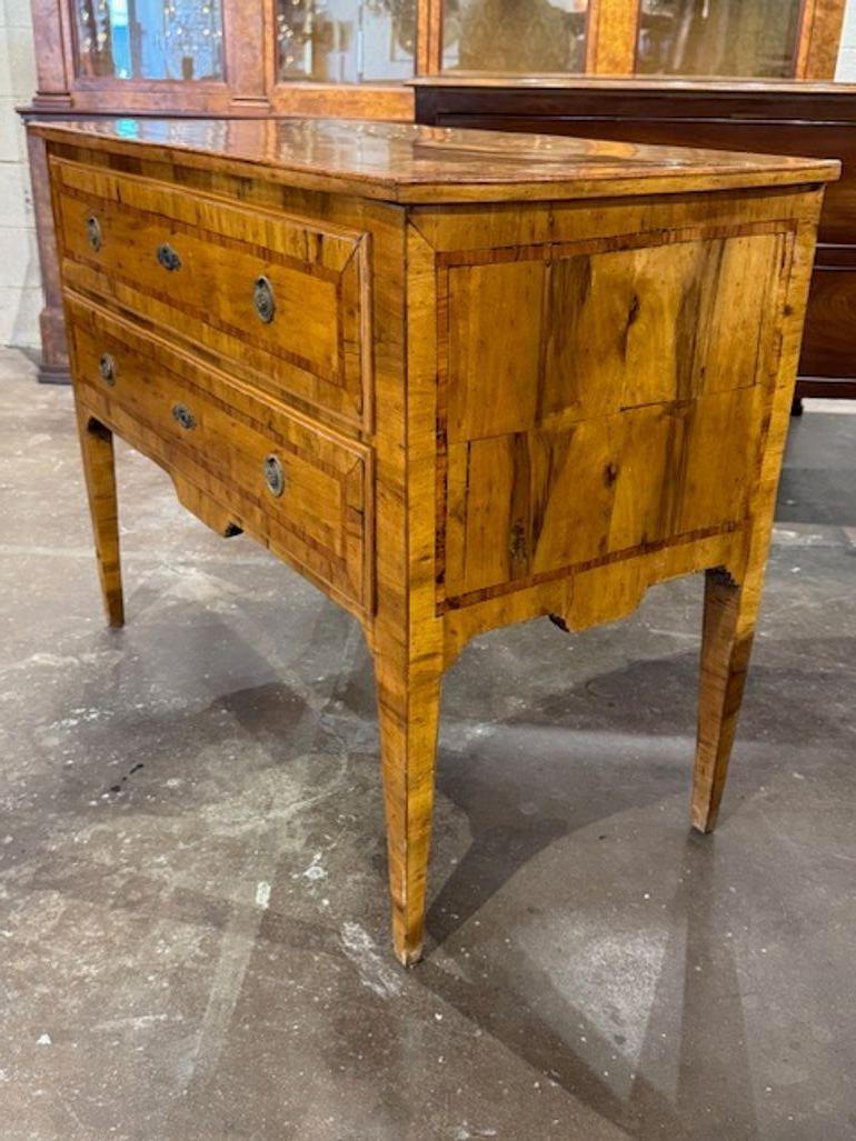 Tavolo neoclassico a 2 cassetti intarsiato in noce del XIX secolo In condizioni buone in vendita a Dallas, TX