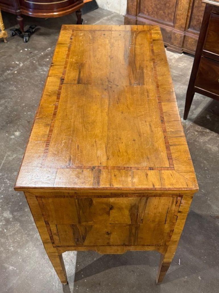 Noce Tavolo neoclassico a 2 cassetti intarsiato in noce del XIX secolo in vendita