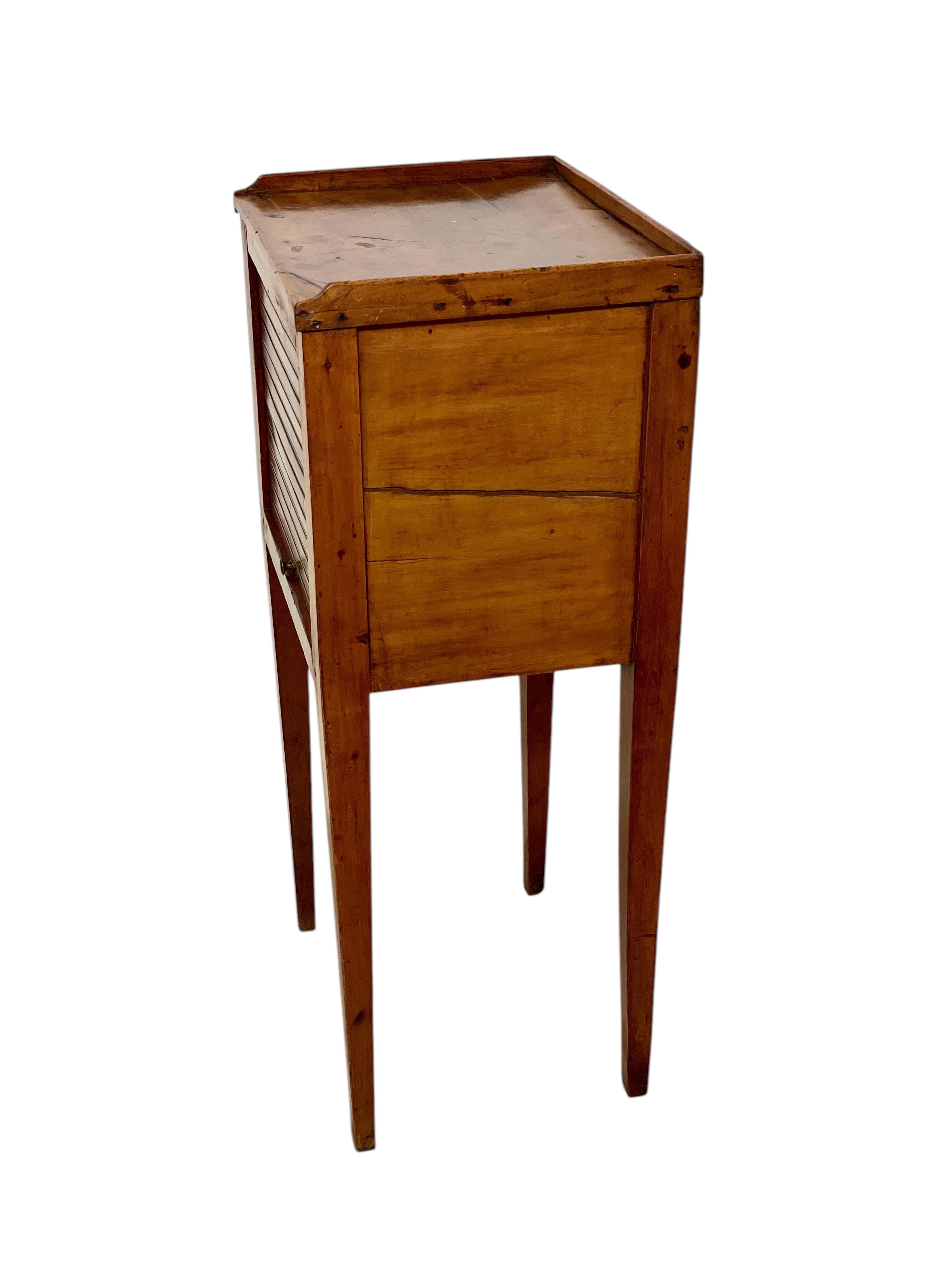 19th Century Louis XVI Walnut Side Table In Good Condition For Sale In LA CIOTAT, FR