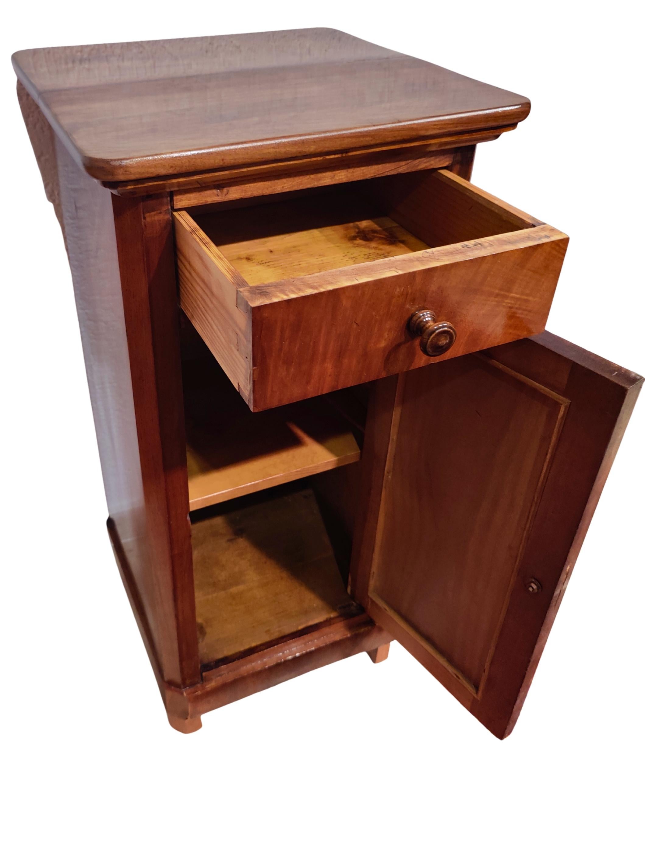 Table de nuit en noyer du XIXe siècle en vente 1