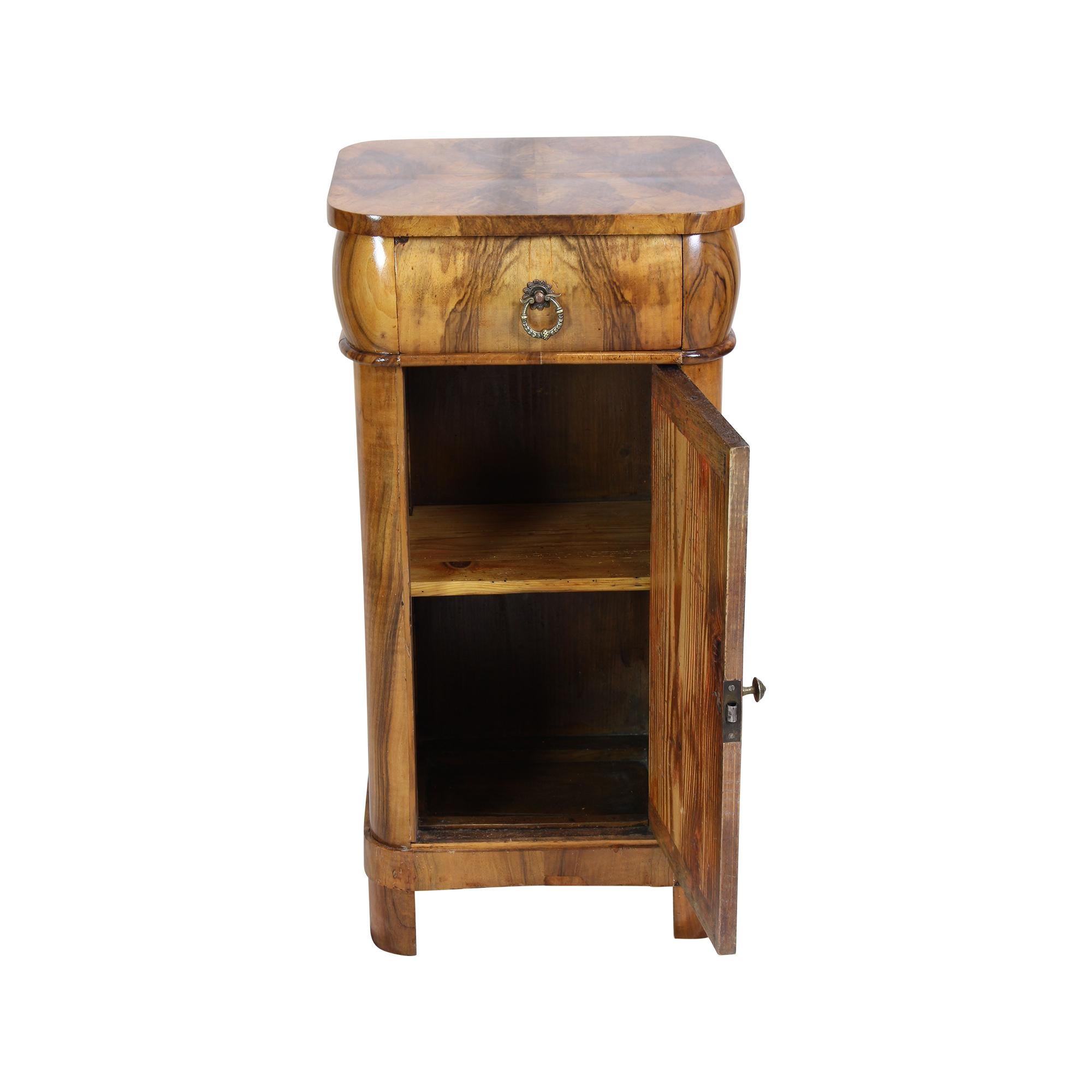 19th Century Walnut Nightstand or Pillar Cabinet In Good Condition For Sale In Darmstadt, DE