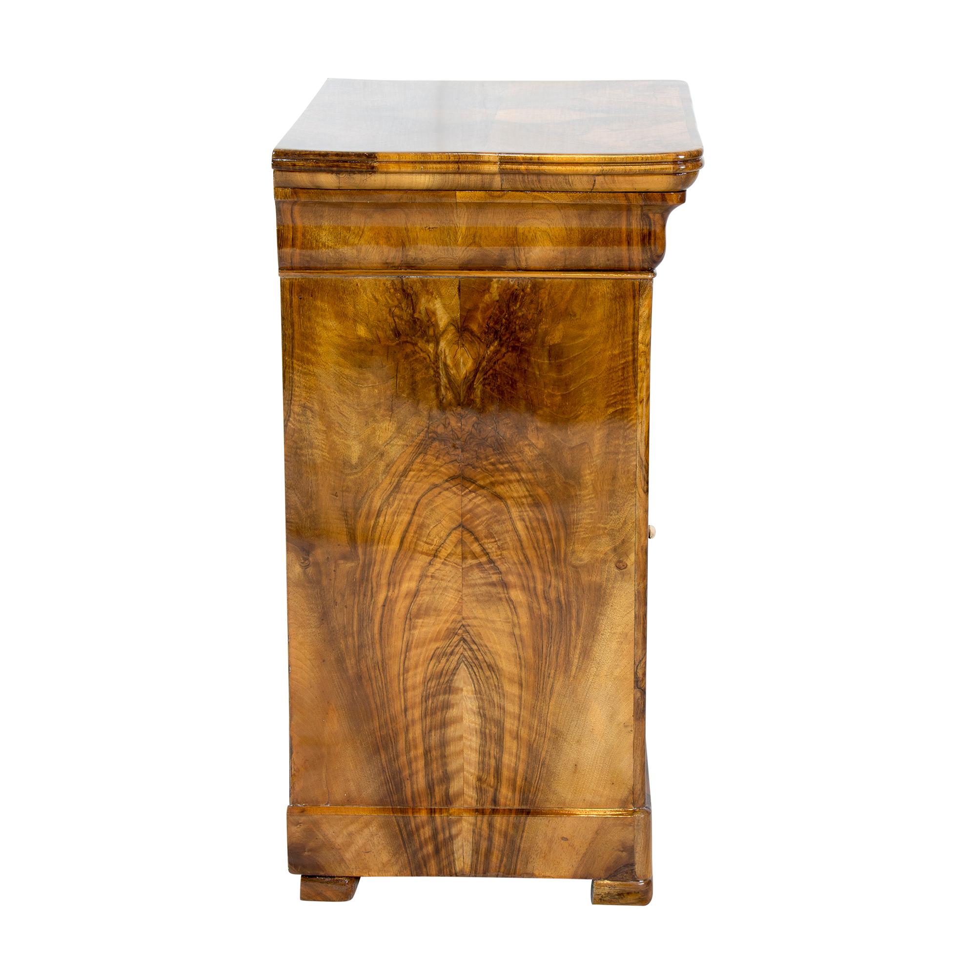 19th Century Walnut Nightstand or Pillar Cabinet In Good Condition In Darmstadt, DE