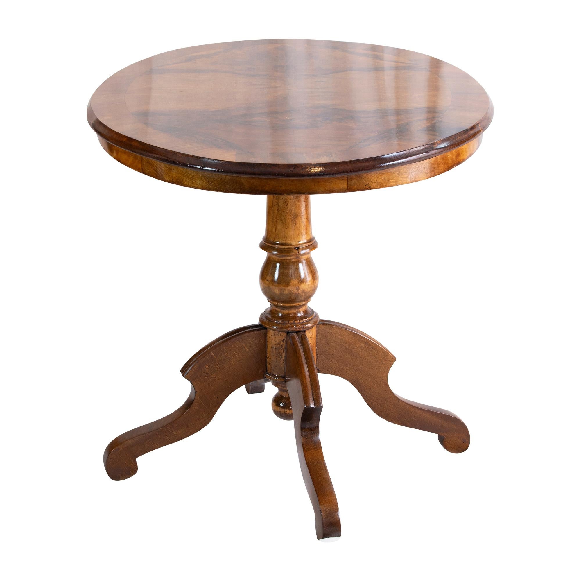 19th Century Walnut Oval Table In Good Condition For Sale In Darmstadt, DE